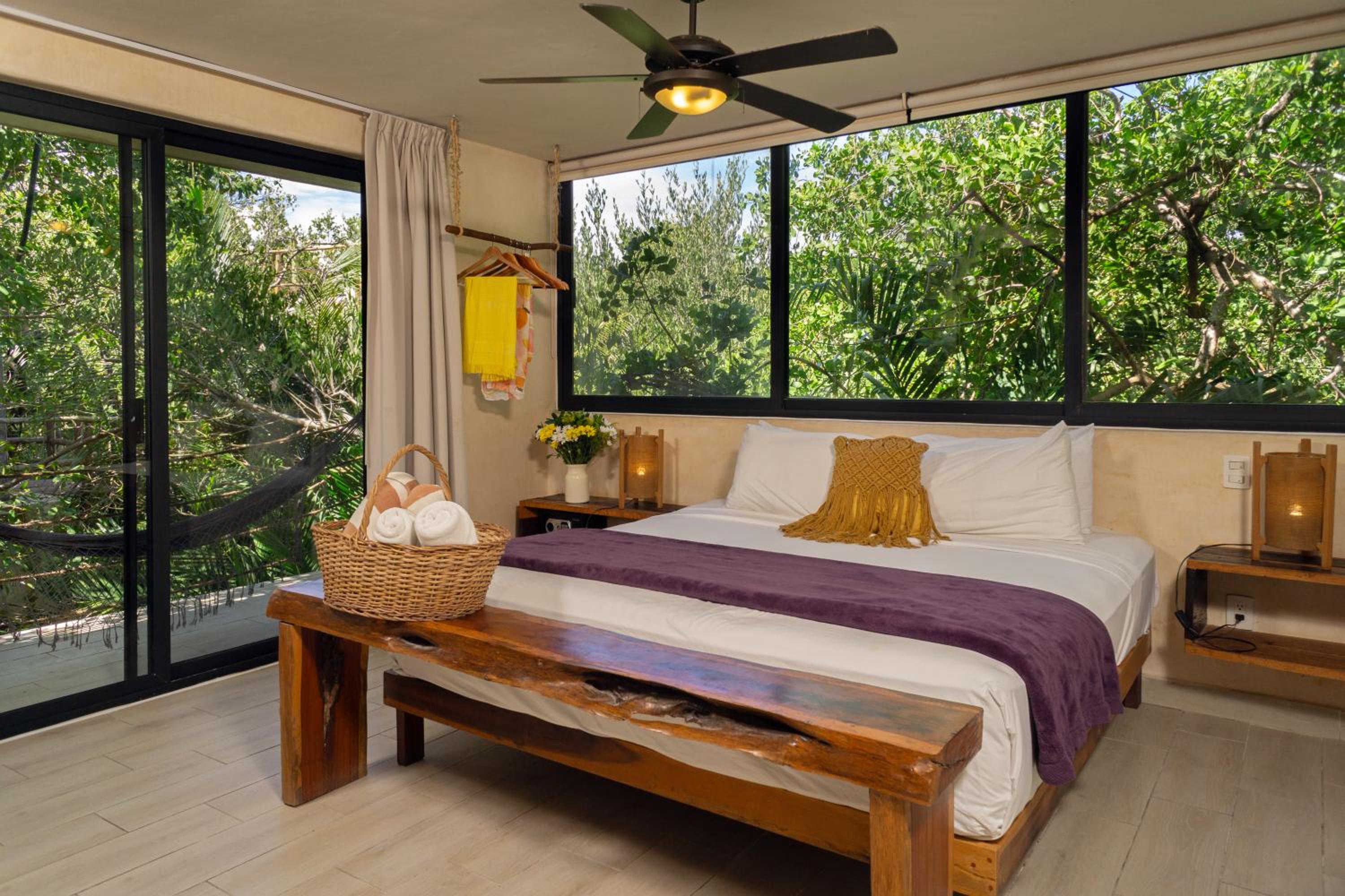 Superior King Room with Balcony - Photo 3