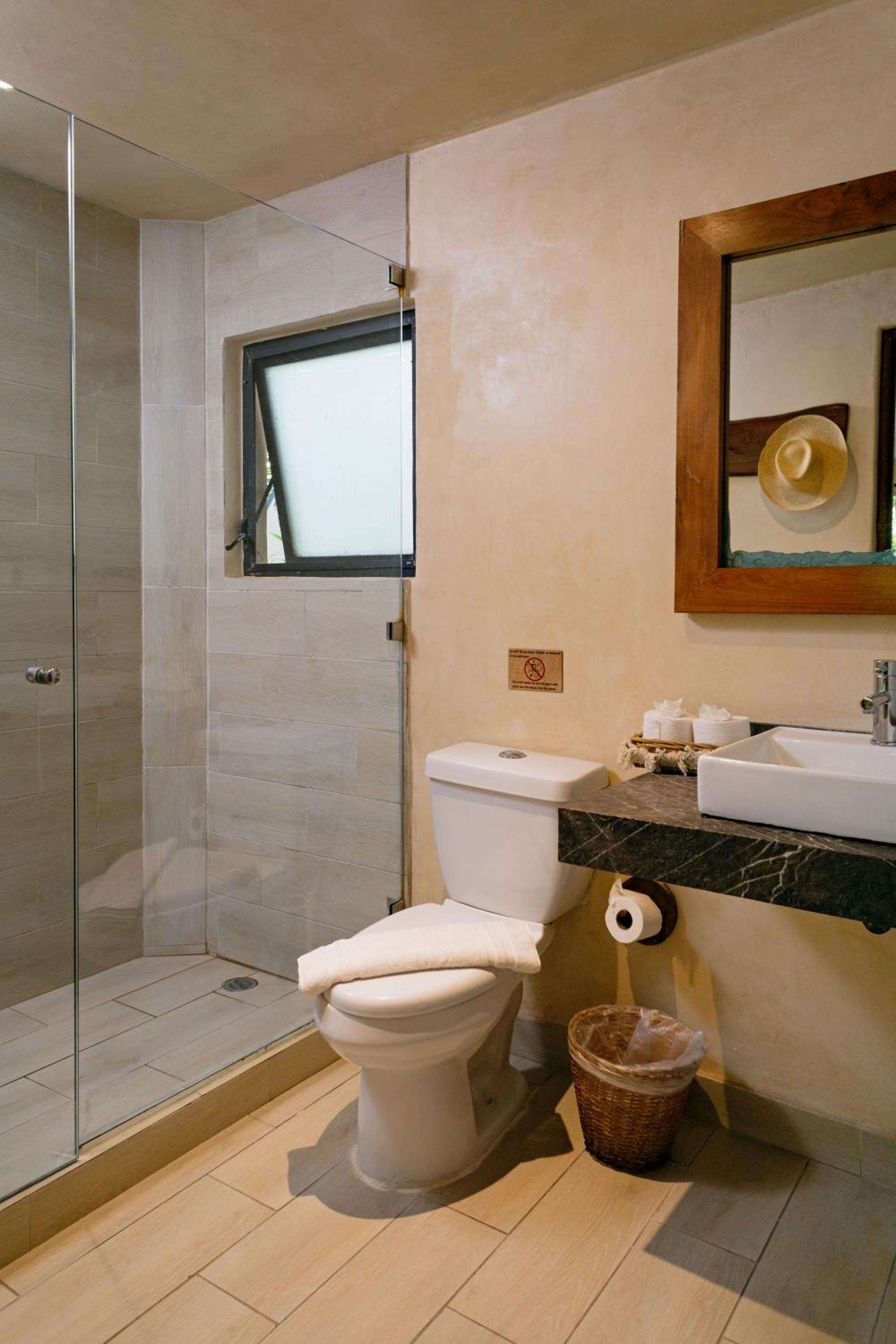 2 Queen Room with Balcony - Photo 8