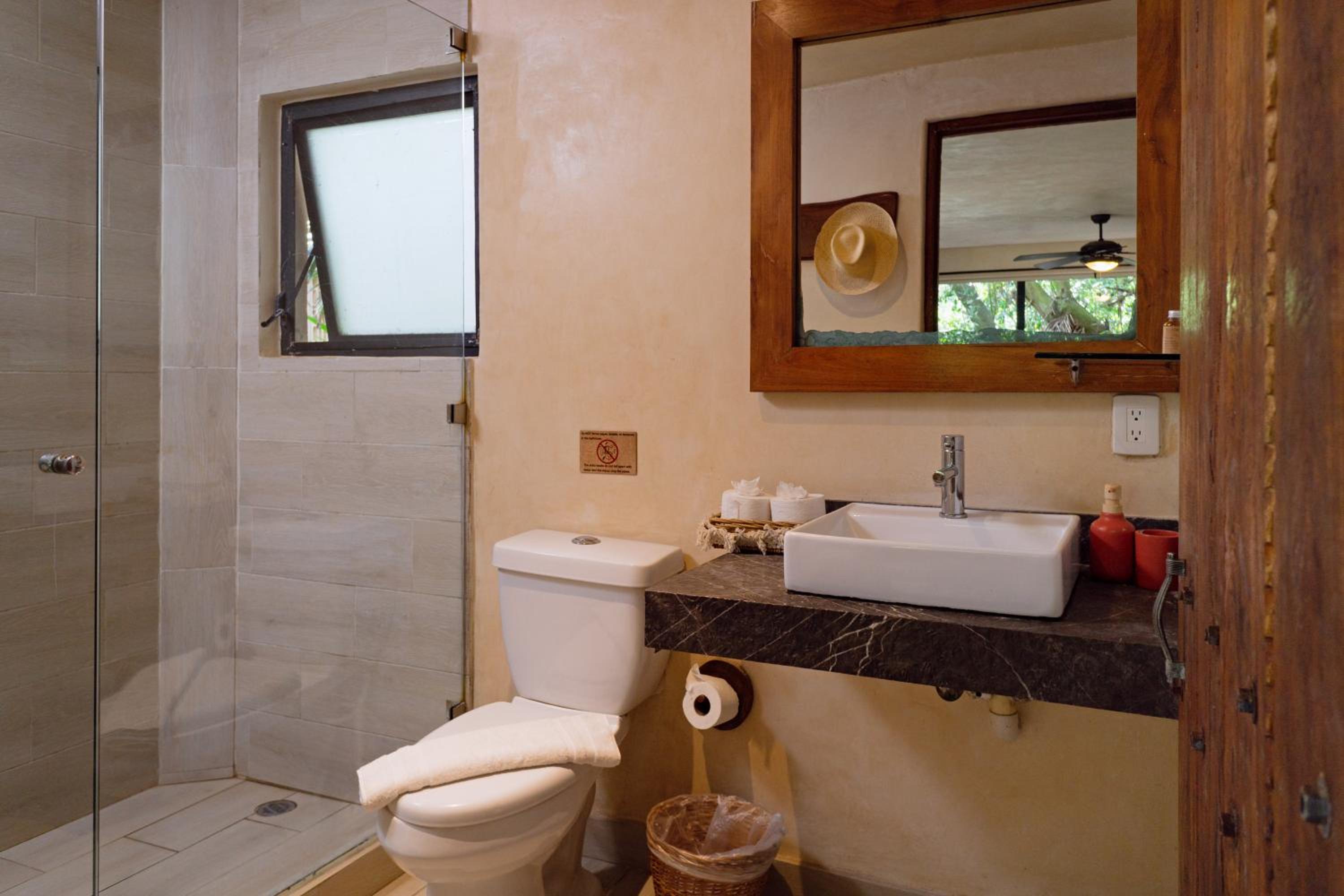 2 Queen Room with Balcony - Photo 3