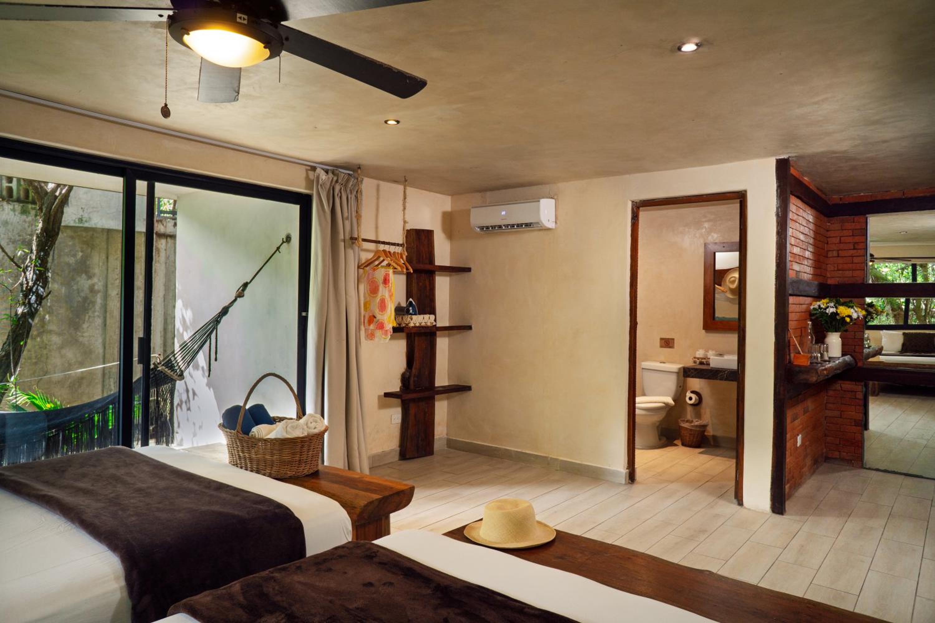 2 Queen Room with Balcony - Photo 16