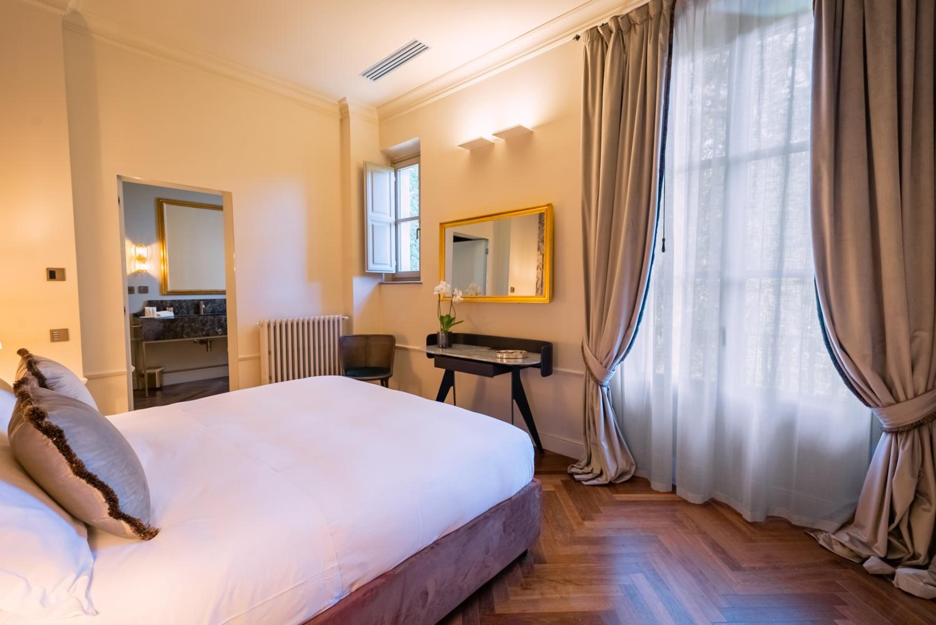 King Room with Balcony photo 2