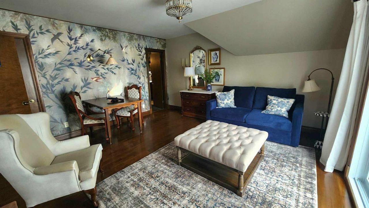 Deluxe Queen Suite photo 2