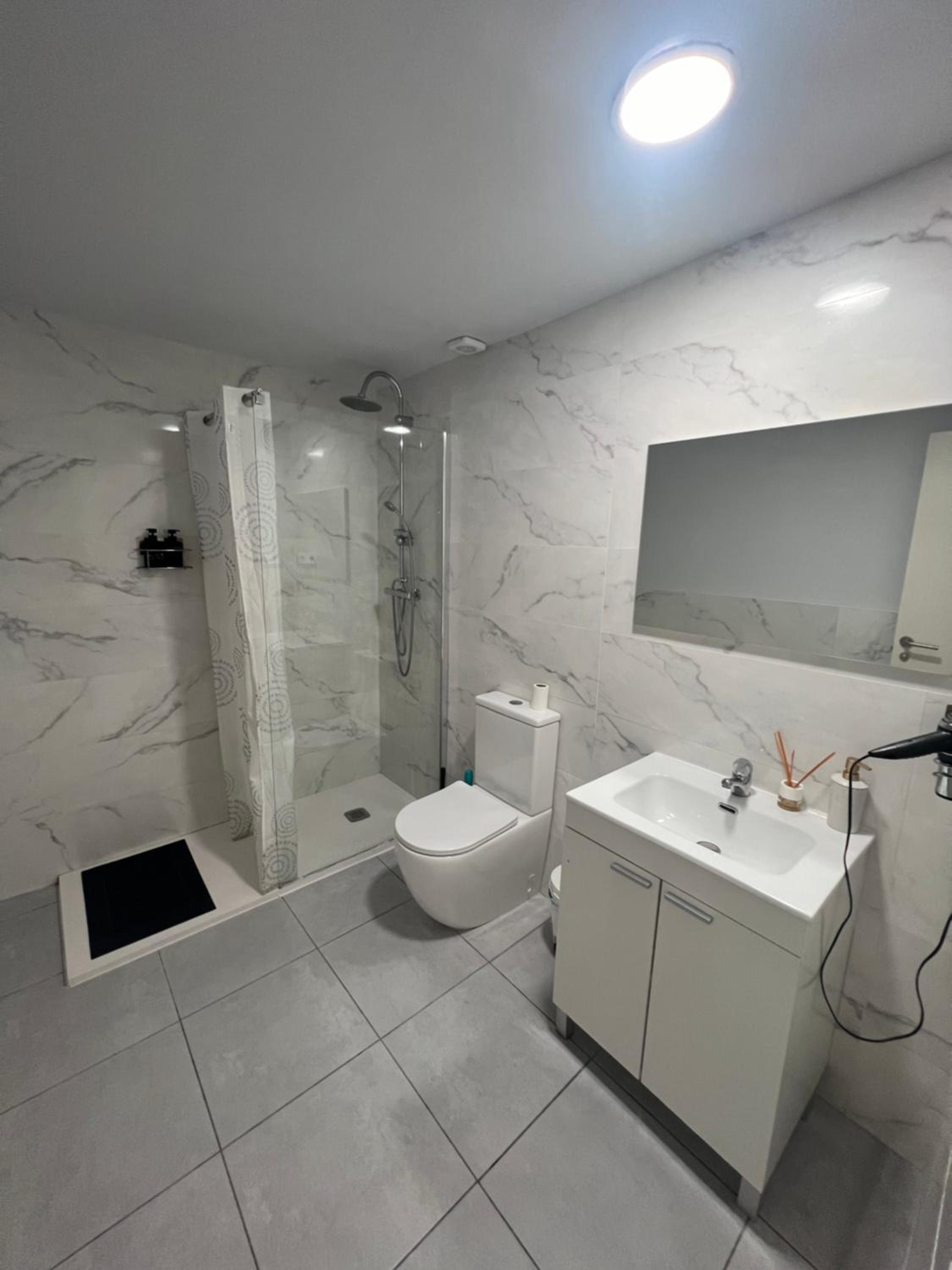 Queen Room With Shared Bathroom photo 3