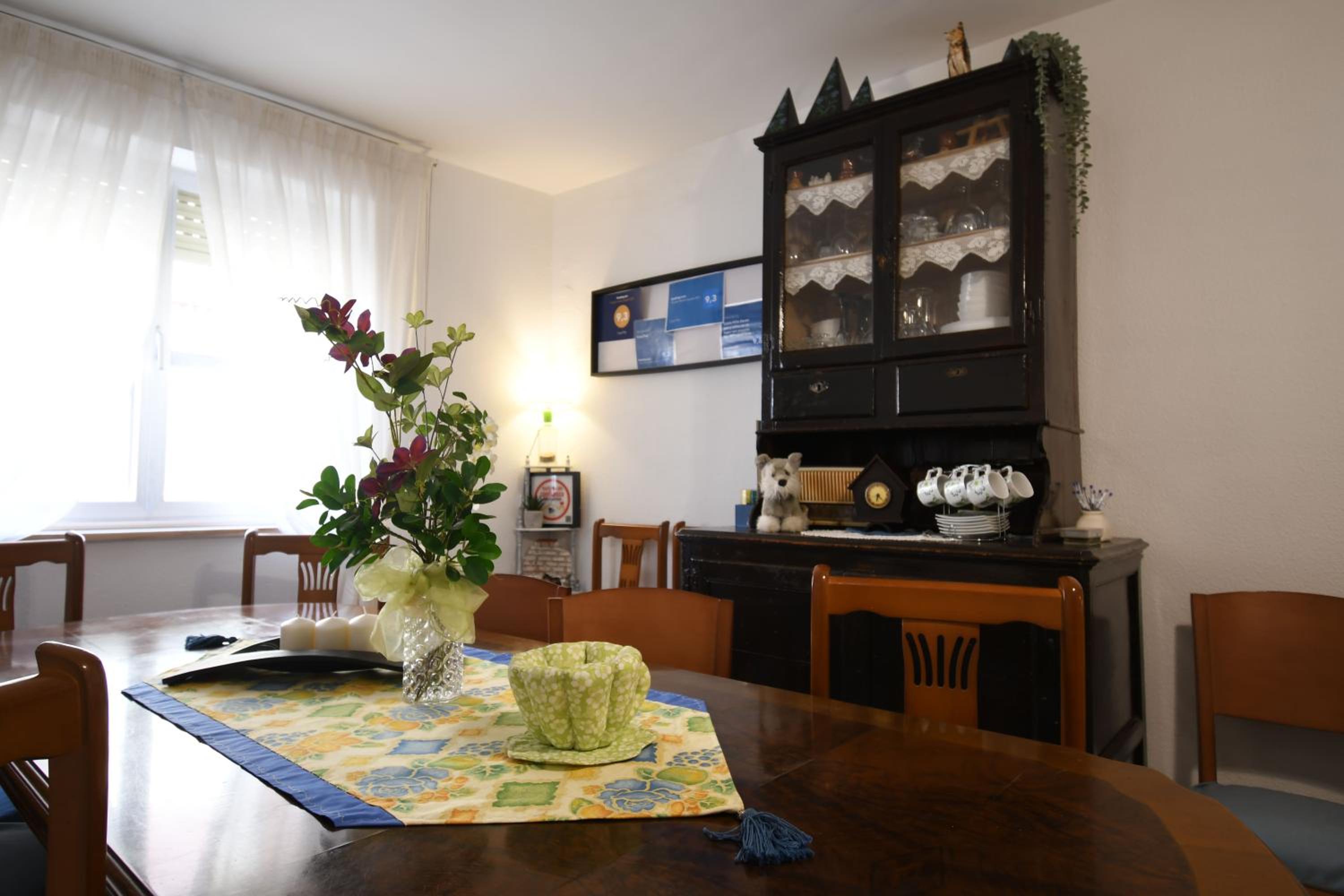 Six-Bedroom House photo 3