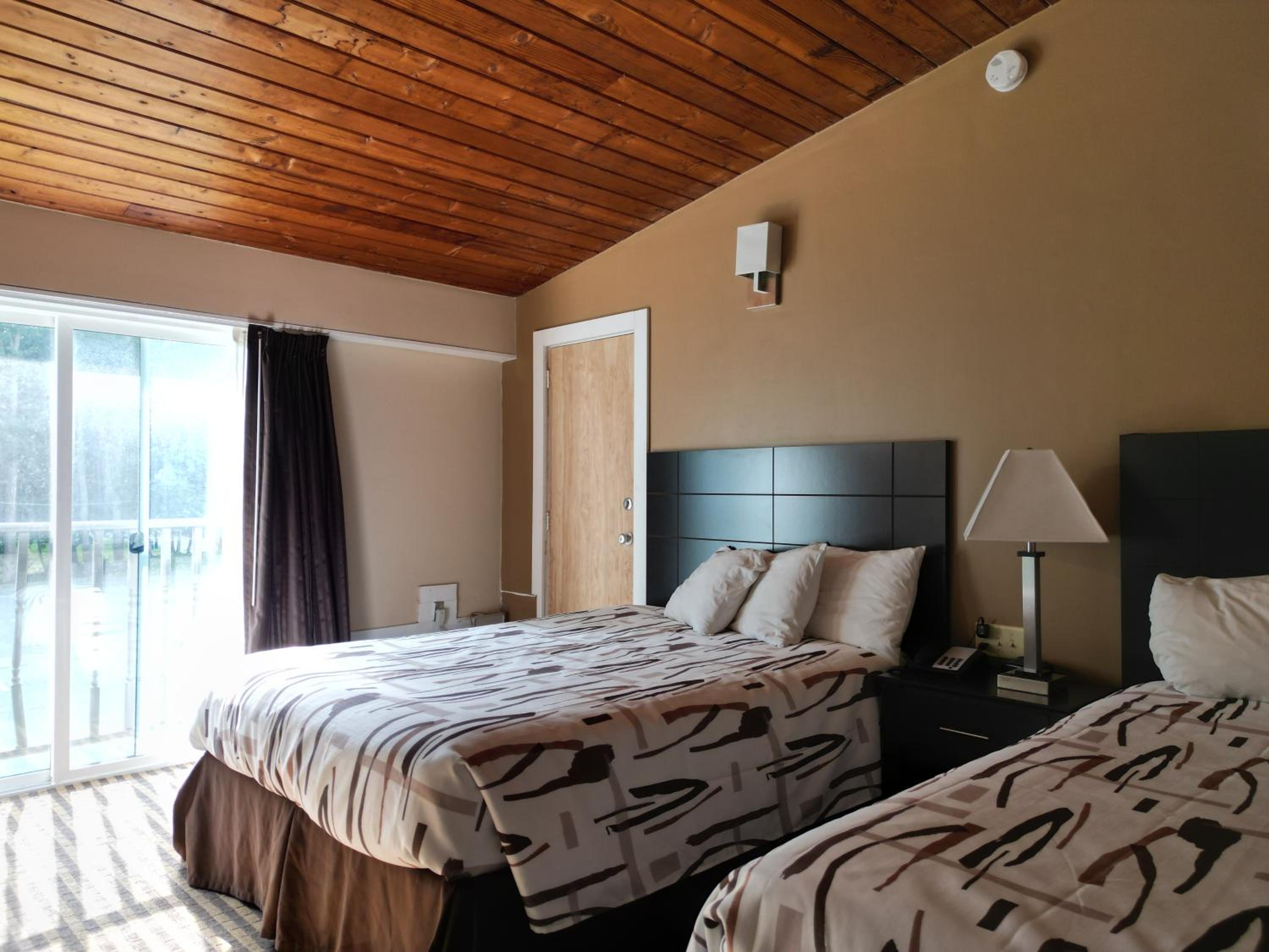 Queen Room with Two Queen Beds - Photo 3