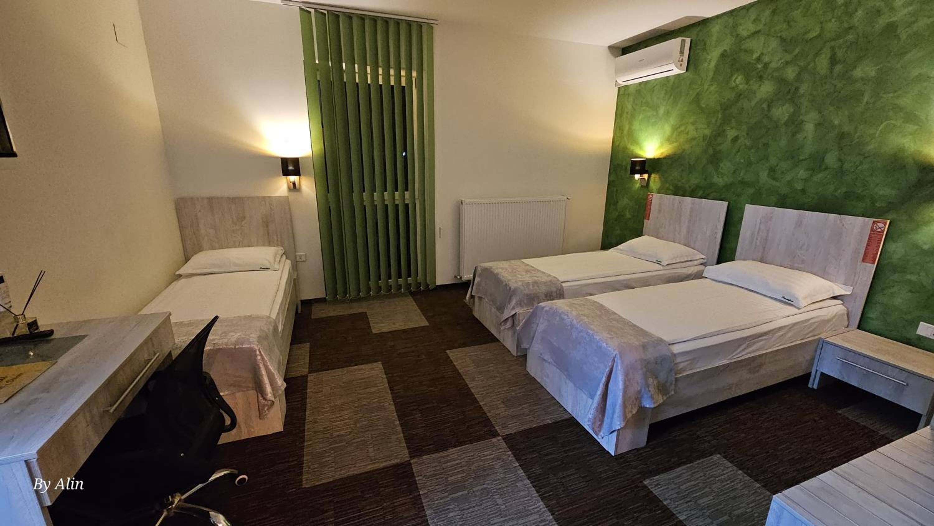 Economy Triple Room photo 3
