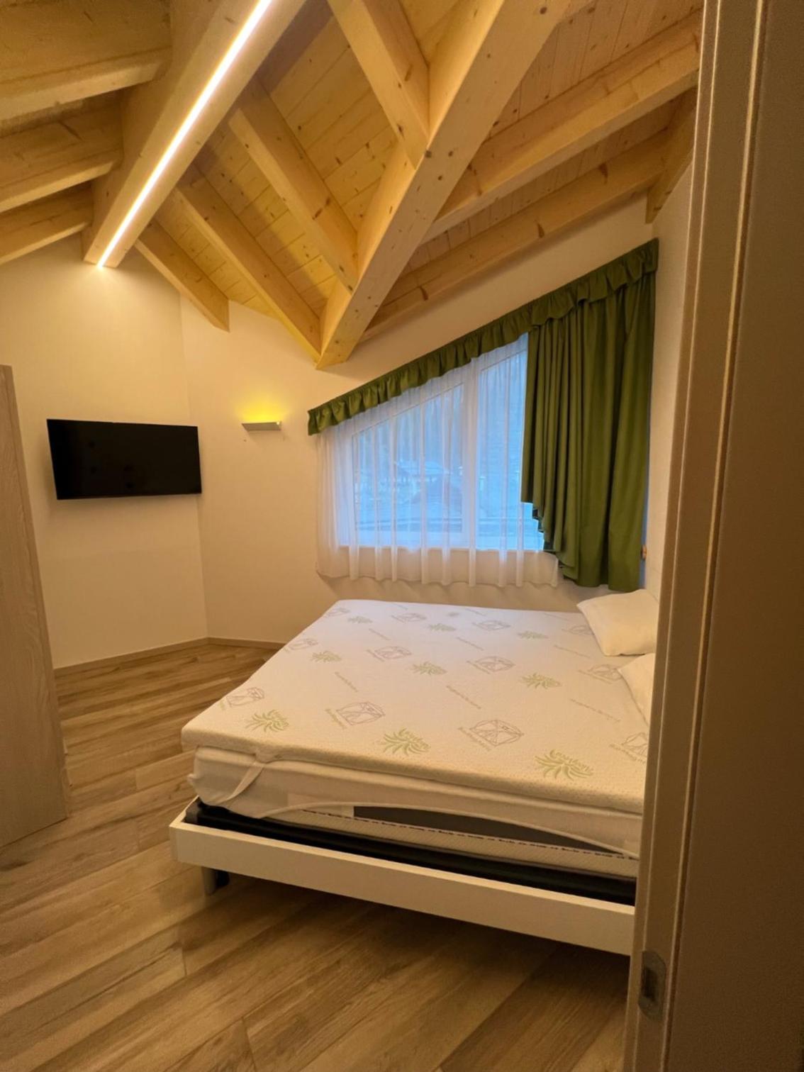 Two-Bedroom Apartment with Mountain View