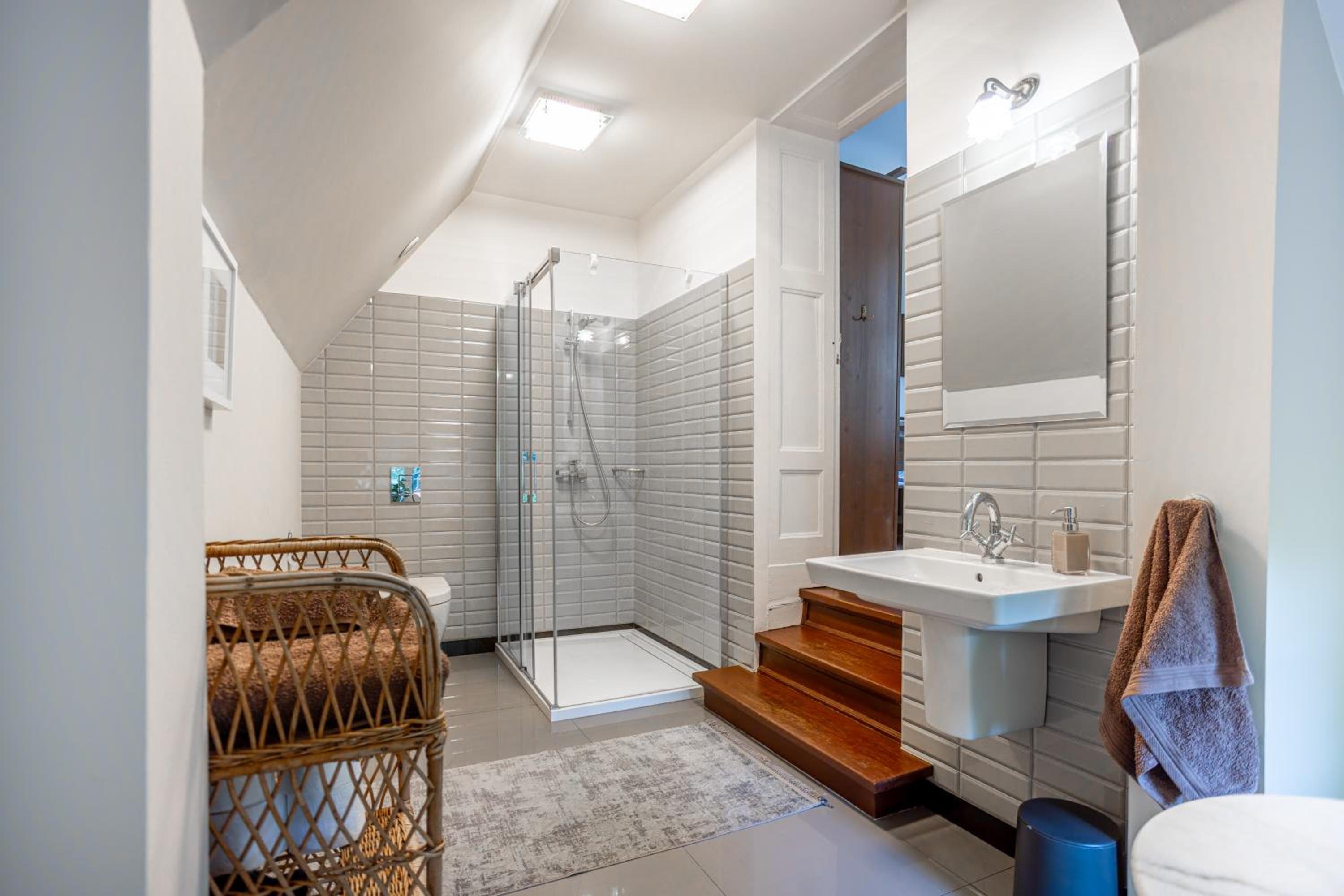 Apartment with Shower - Photo 15