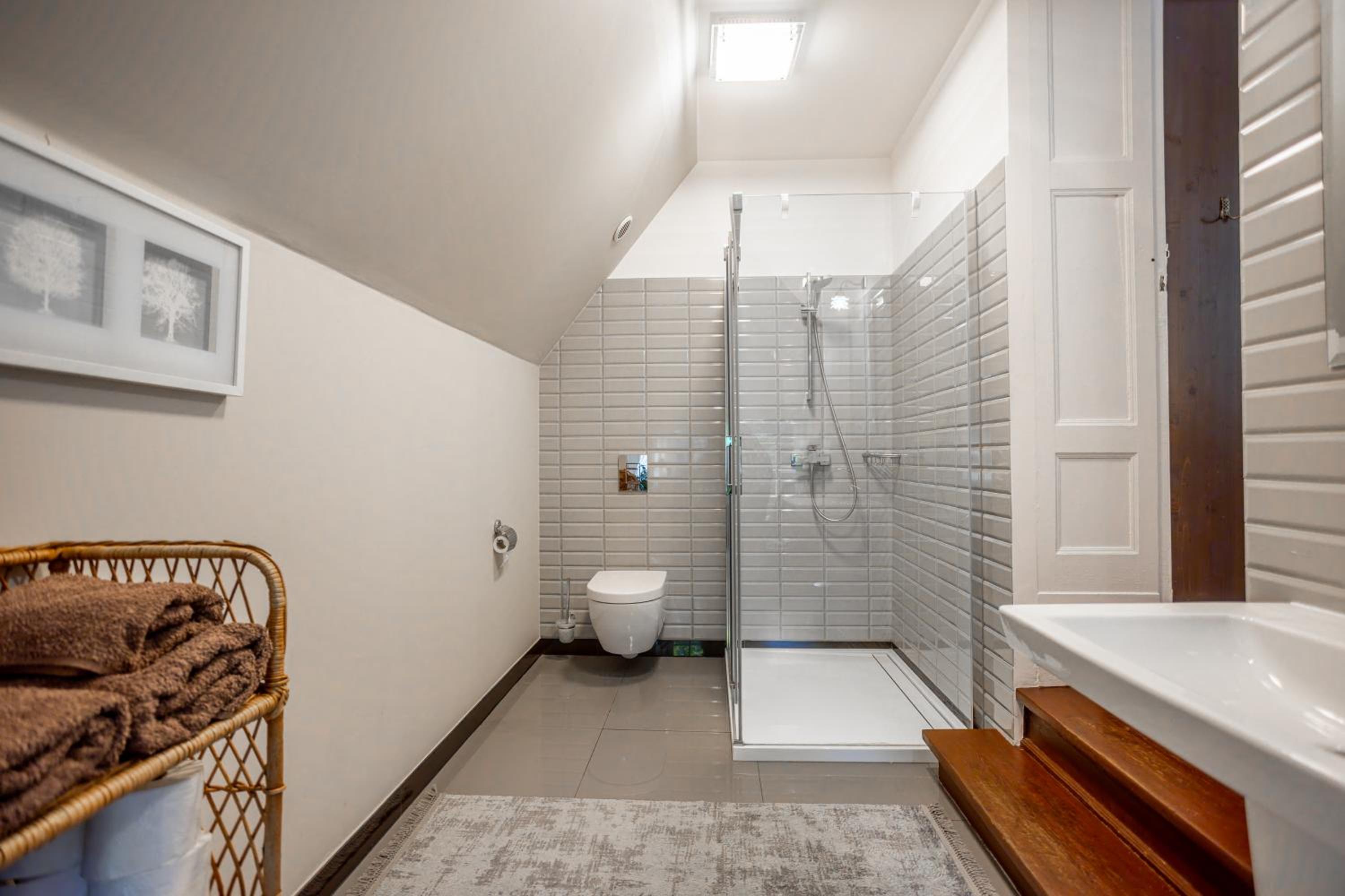 Apartment with Shower - Photo 3