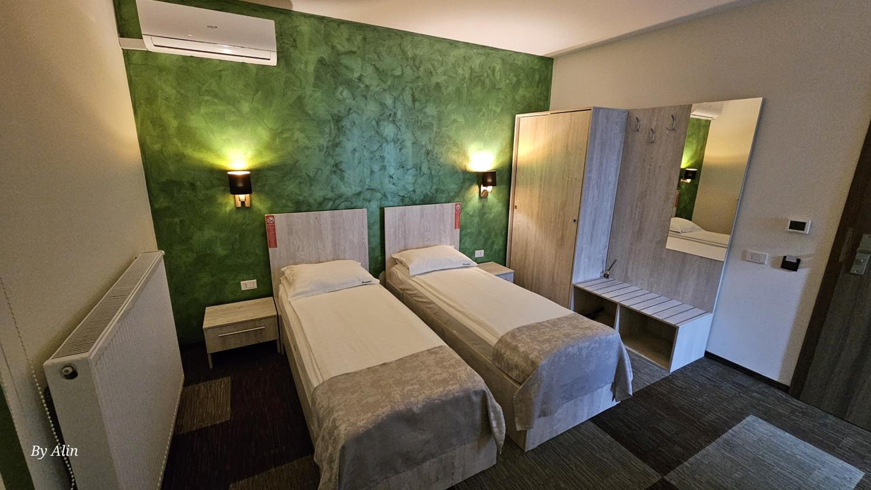 Economy Twin Room photo 2