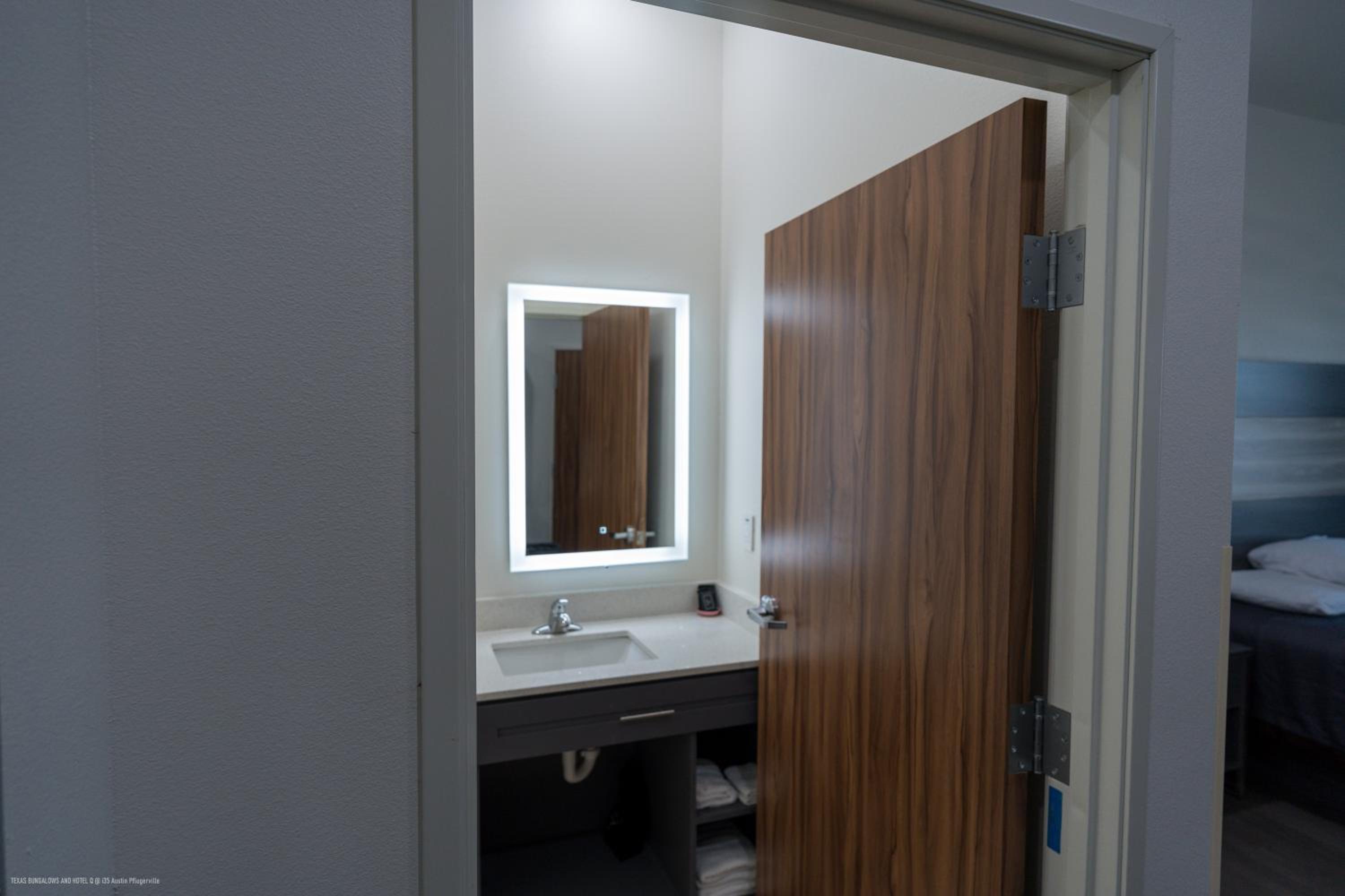 Budget Double Room - Photo 5