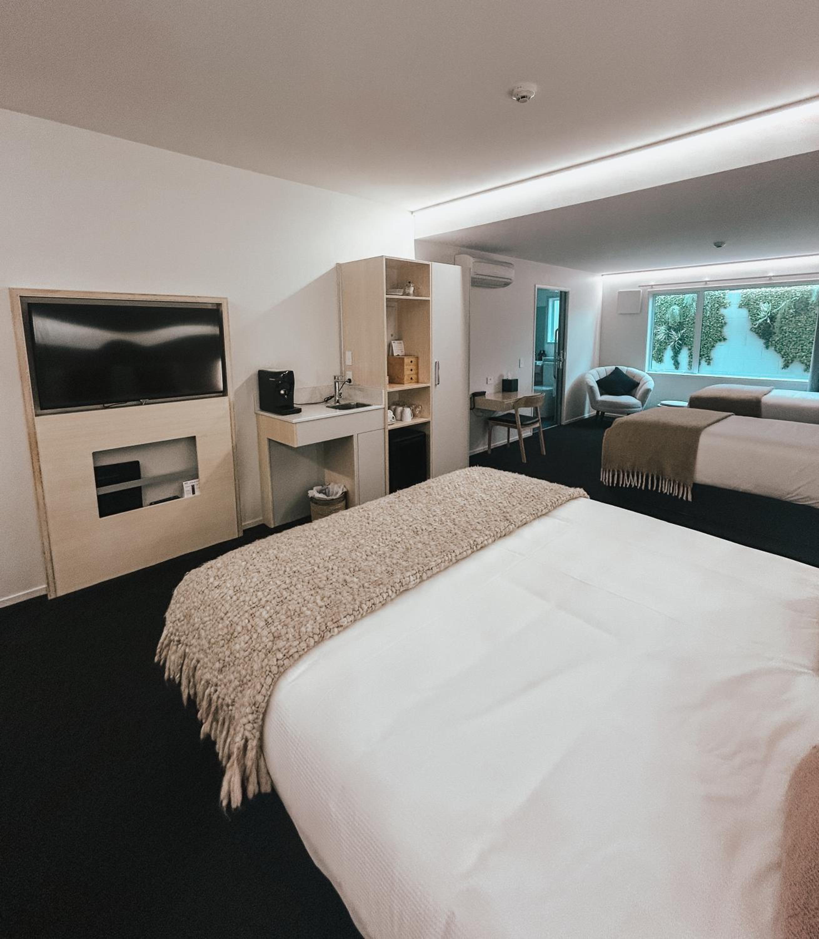 Family and Accessible Suite - Photo 7