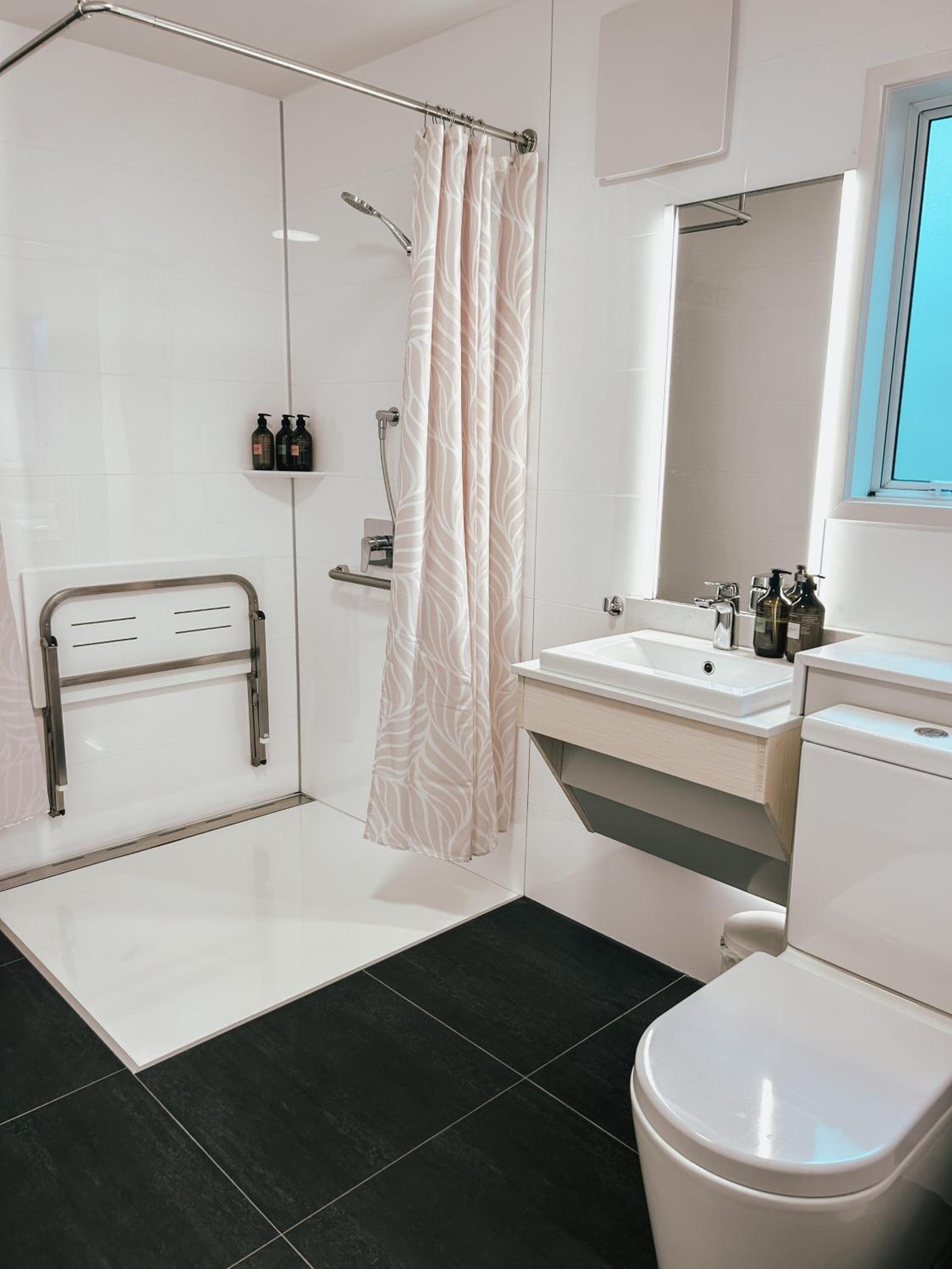 Family and Accessible Suite - Photo 10