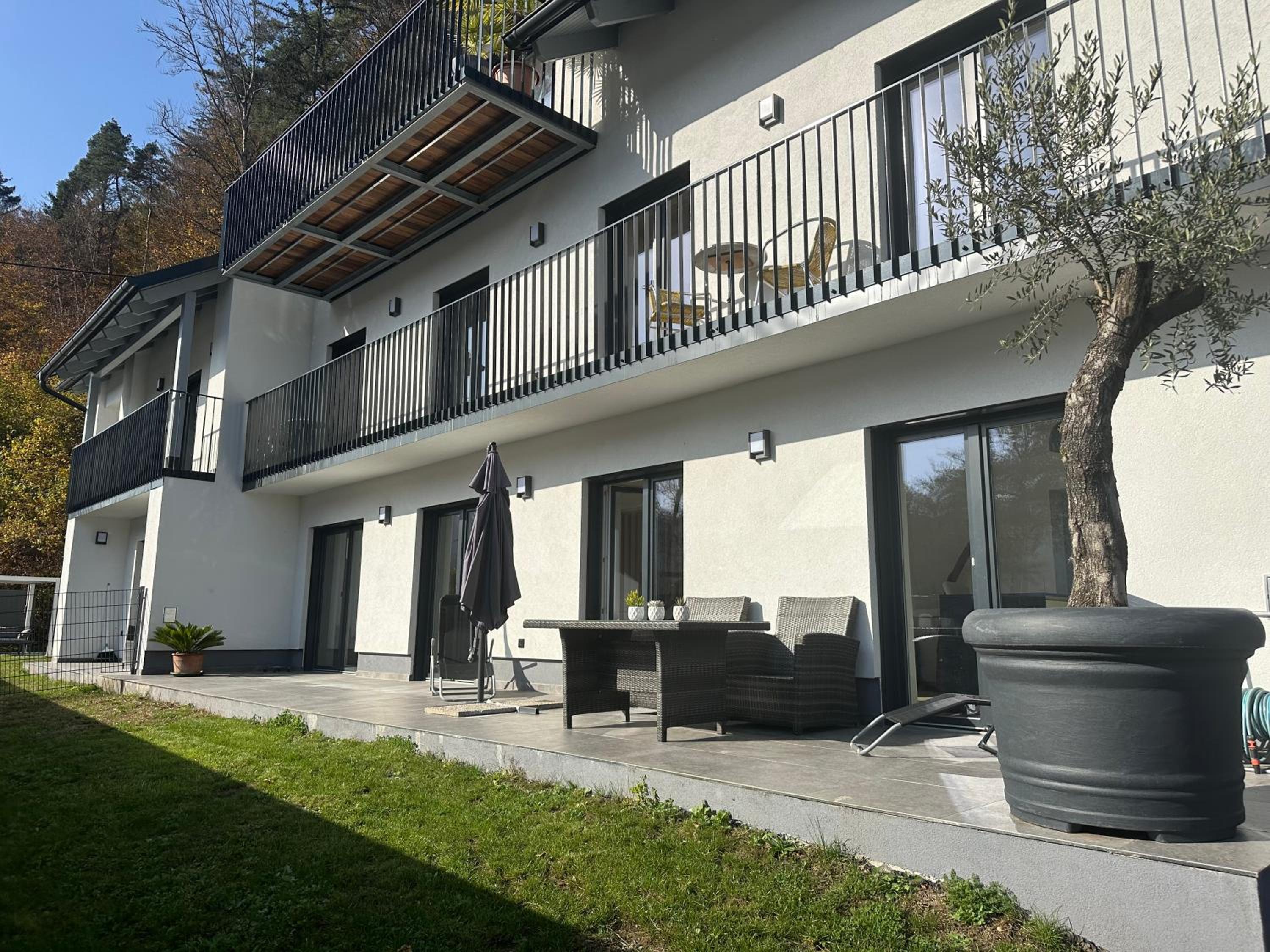 Two-Bedroom Apartment with Lake View photo 2