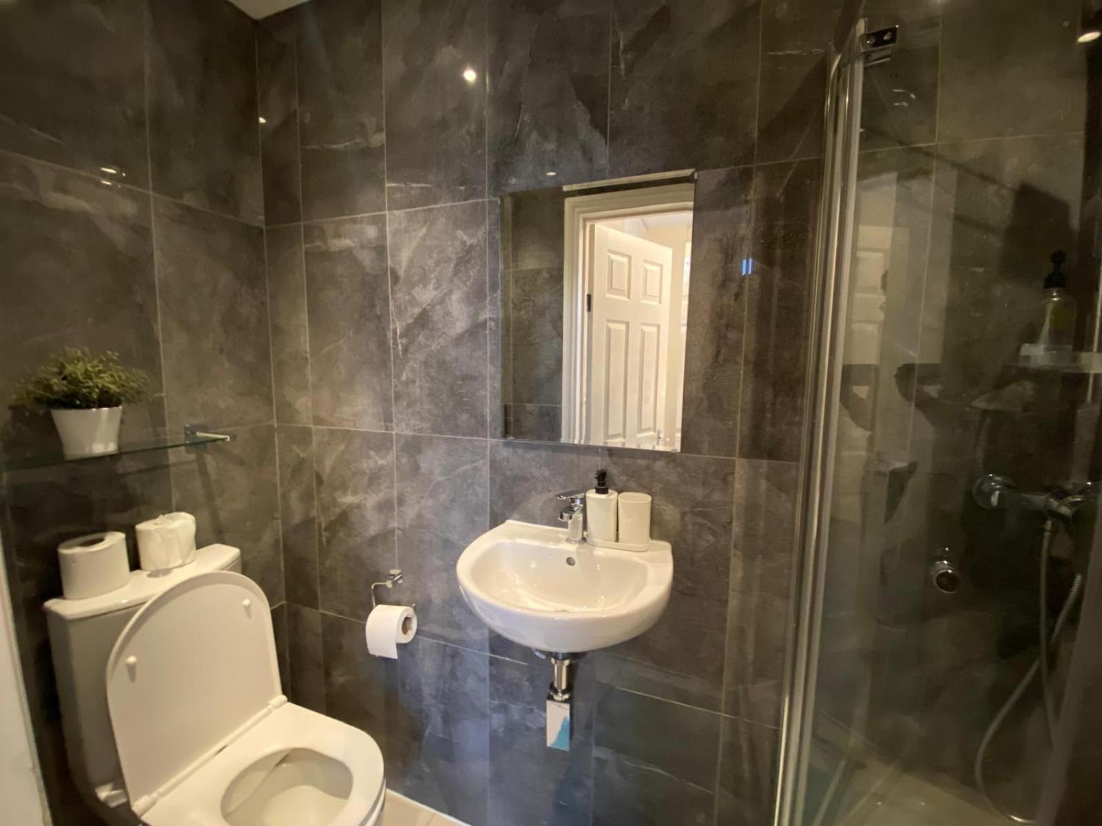 Family Room with Private Bathroom photo 2