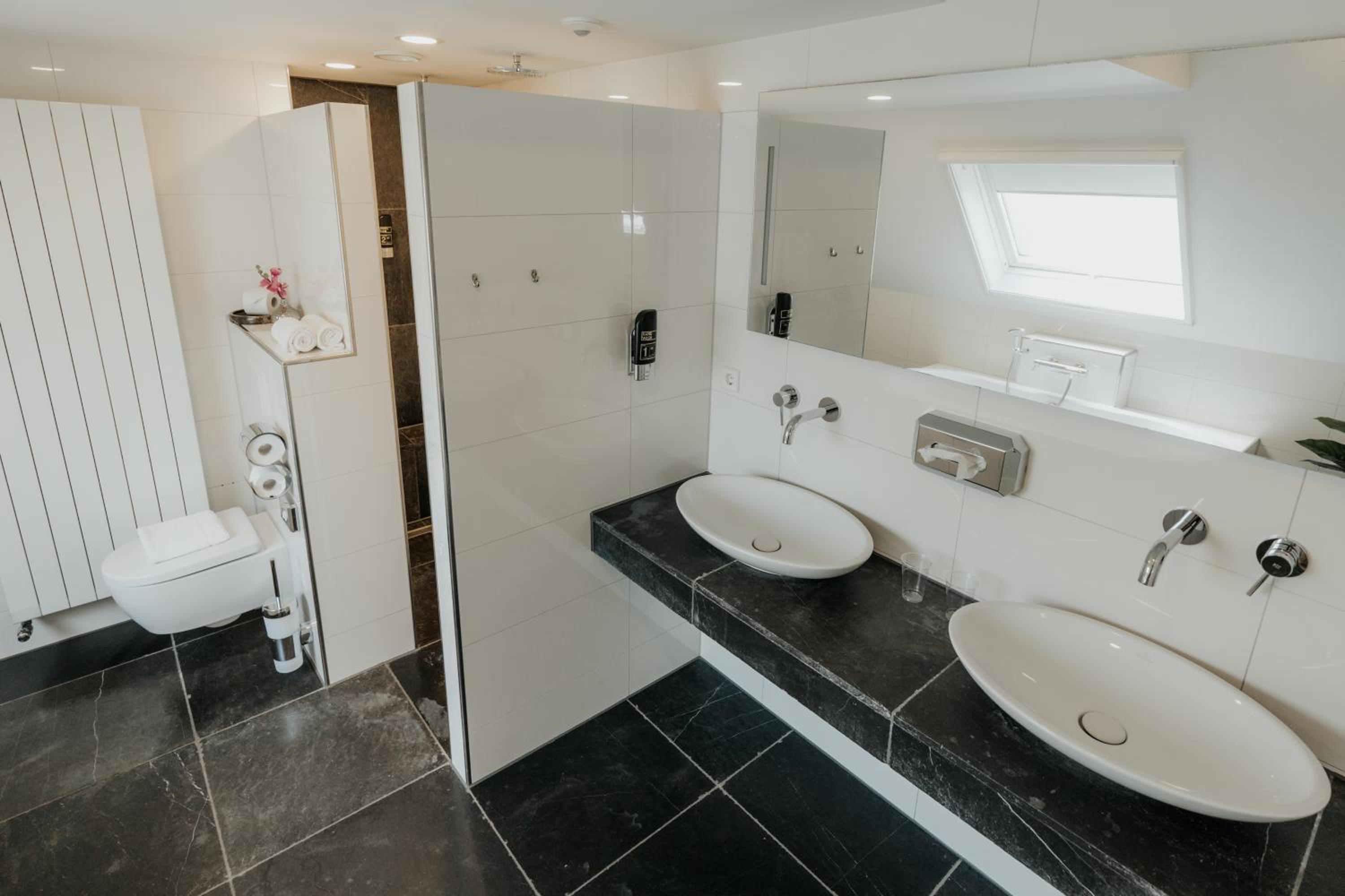 Deluxe King Suite photo 3