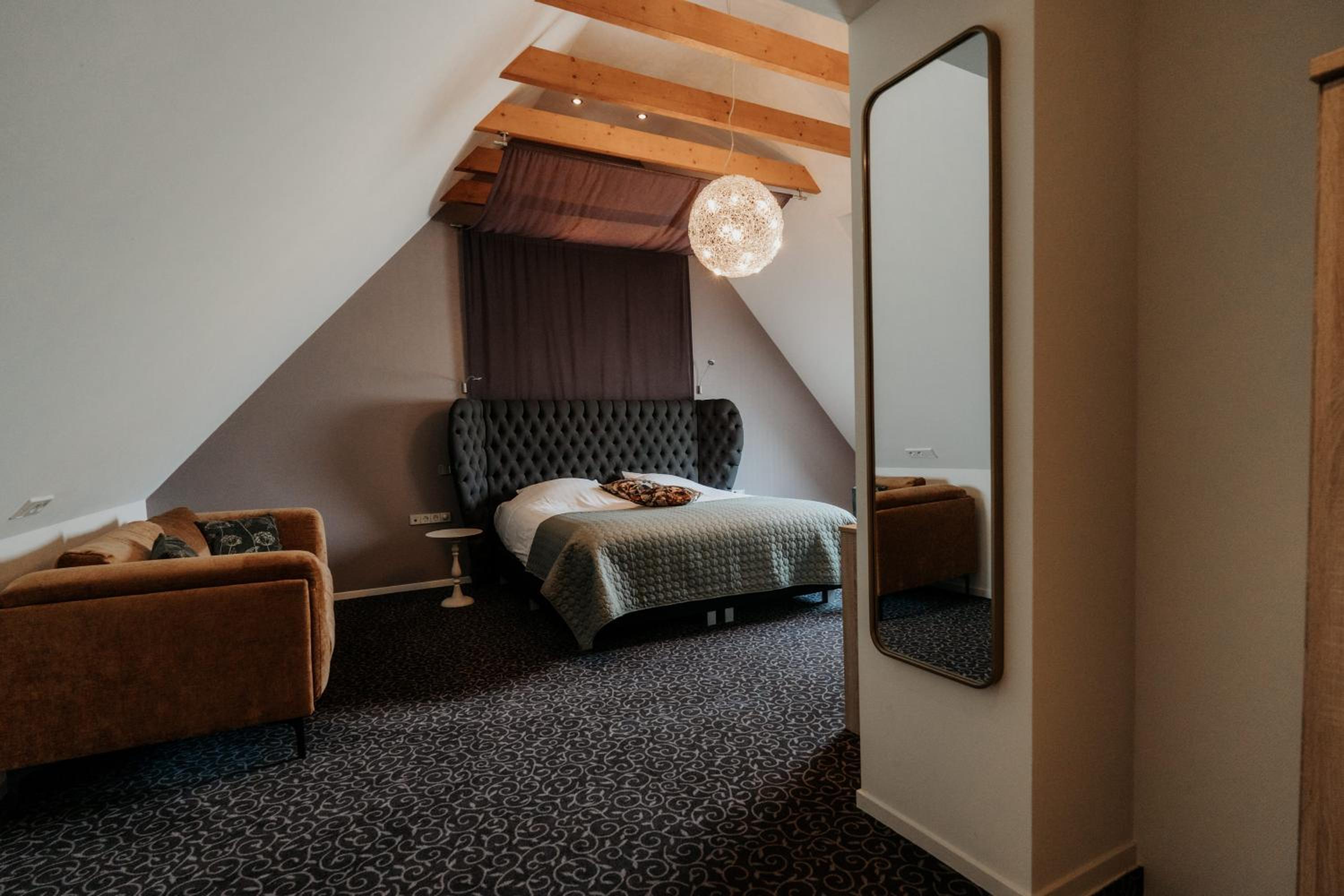 Deluxe King Suite photo 1