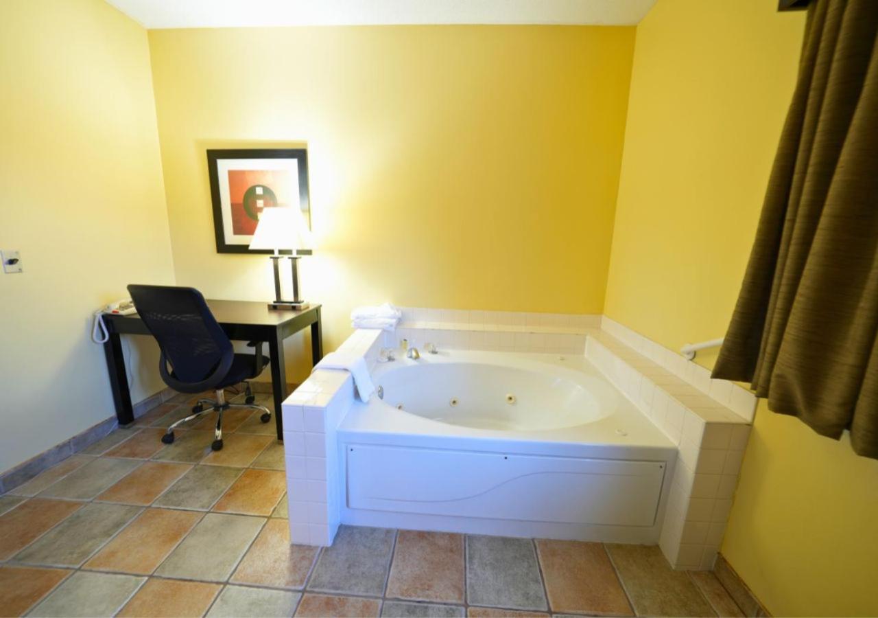 King Suite with Spa Bath photo 2
