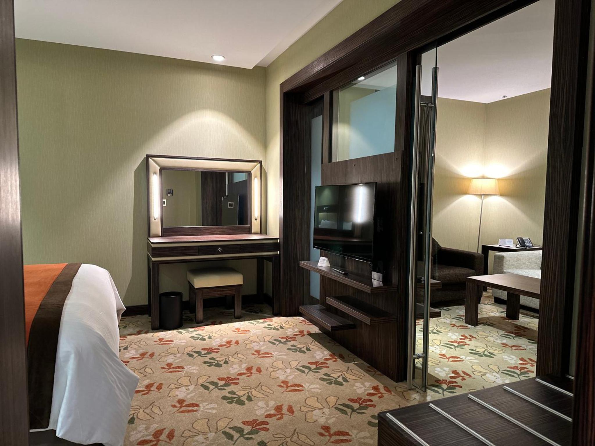Premium King Room photo 2