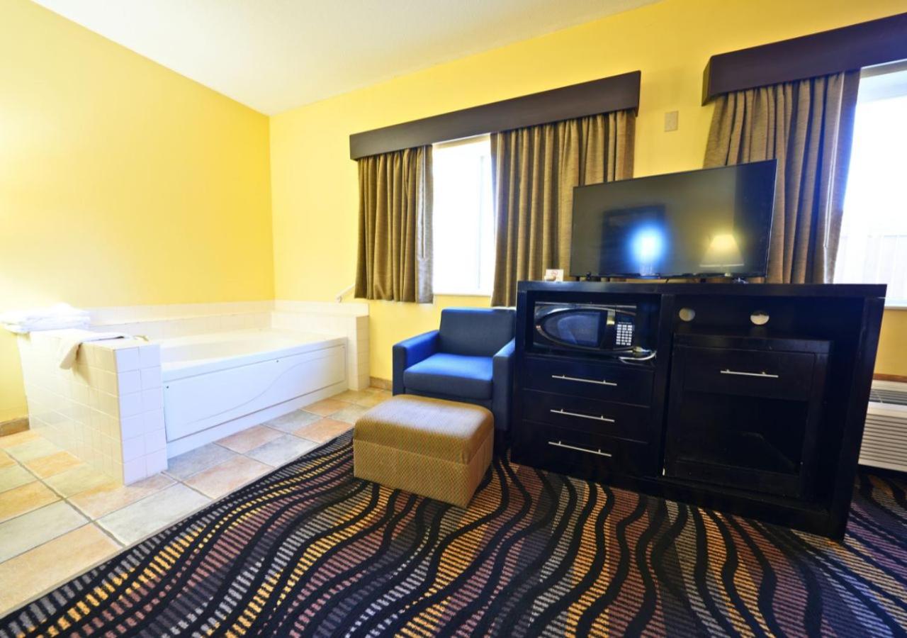 King Suite with Spa Bath photo 3