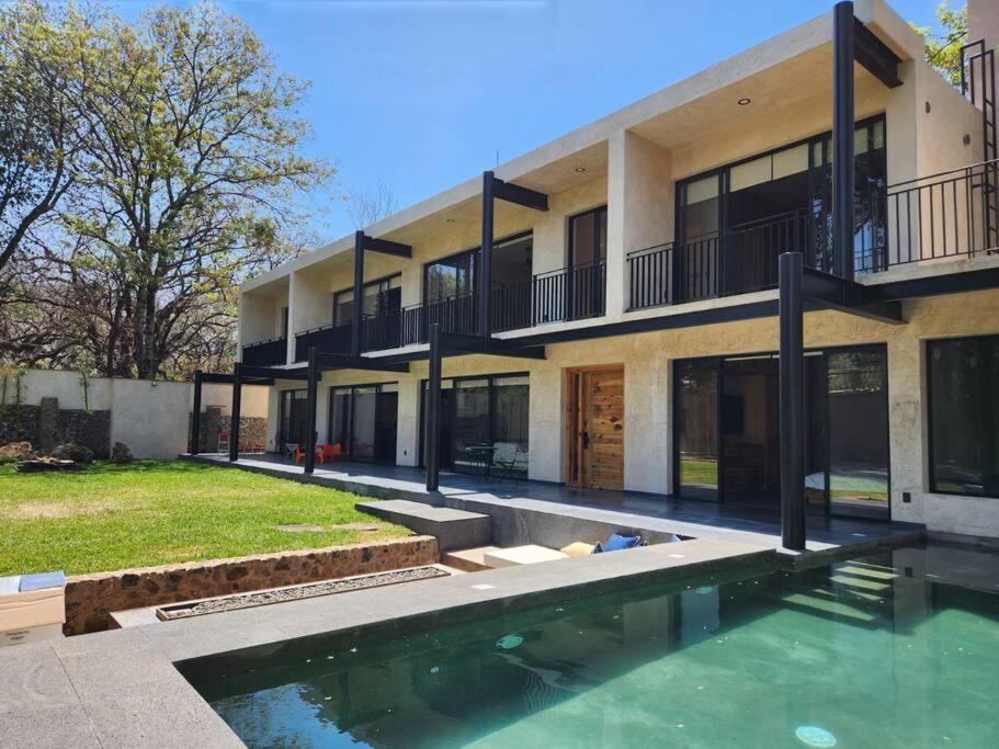 Five-Bedroom House photo 3