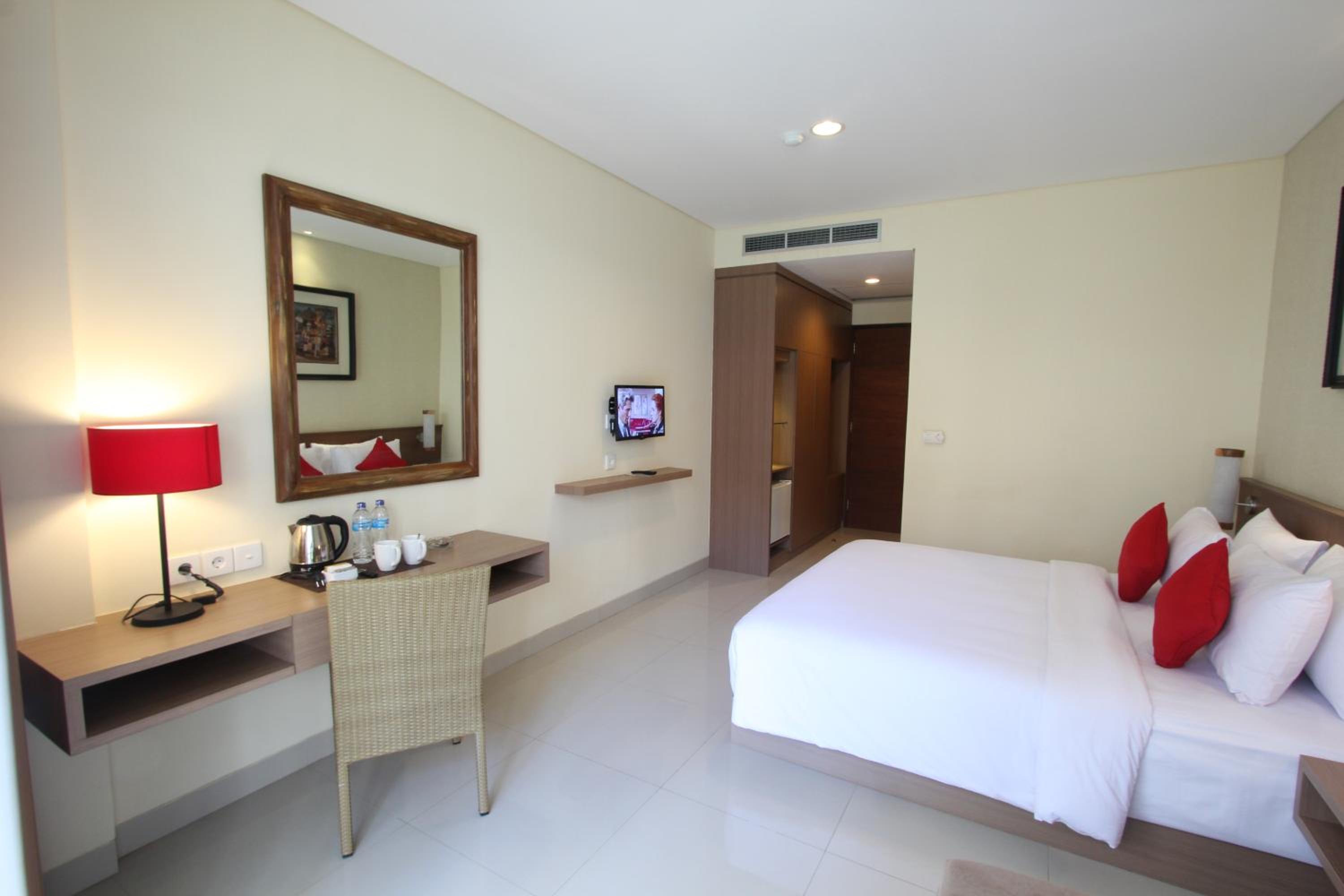 Deluxe Upper Floor Room, Double Bed with Pool View photo 2