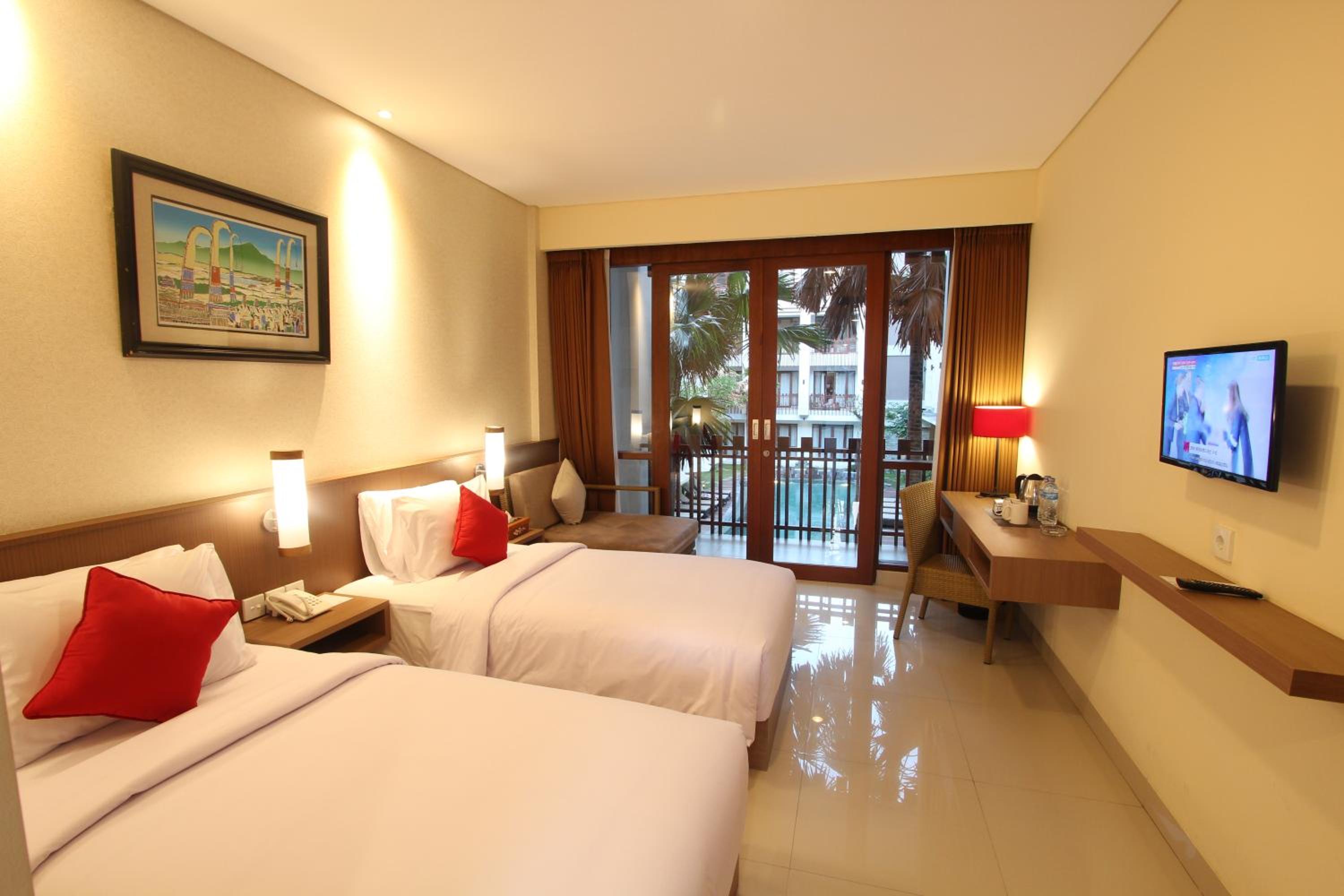Deluxe Upper Floor Room, Twin Bed with Pool View photo 2