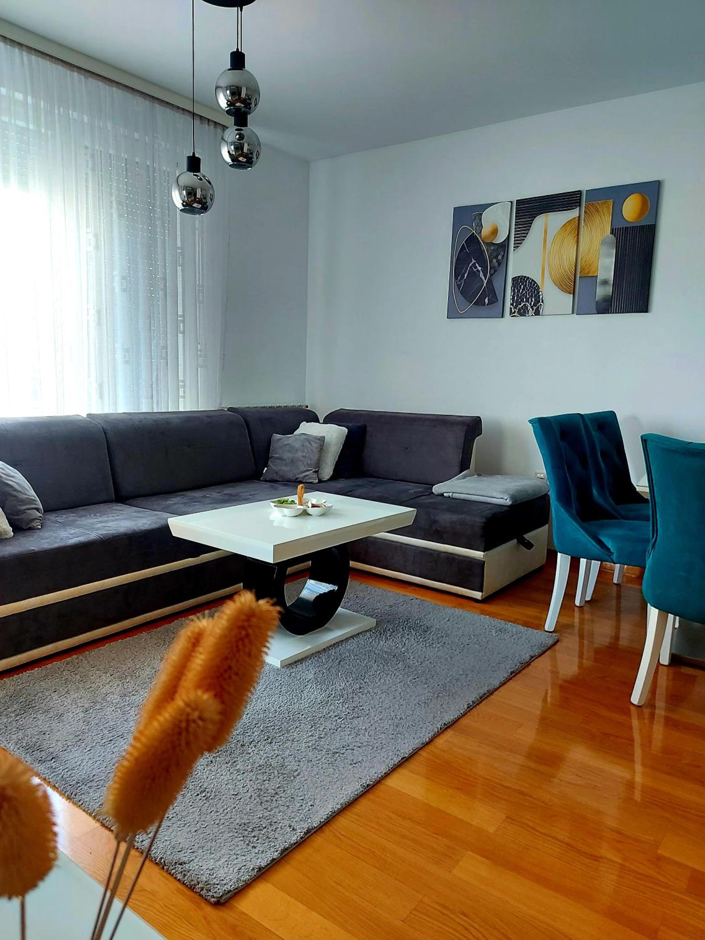 One-Bedroom Apartment photo 1