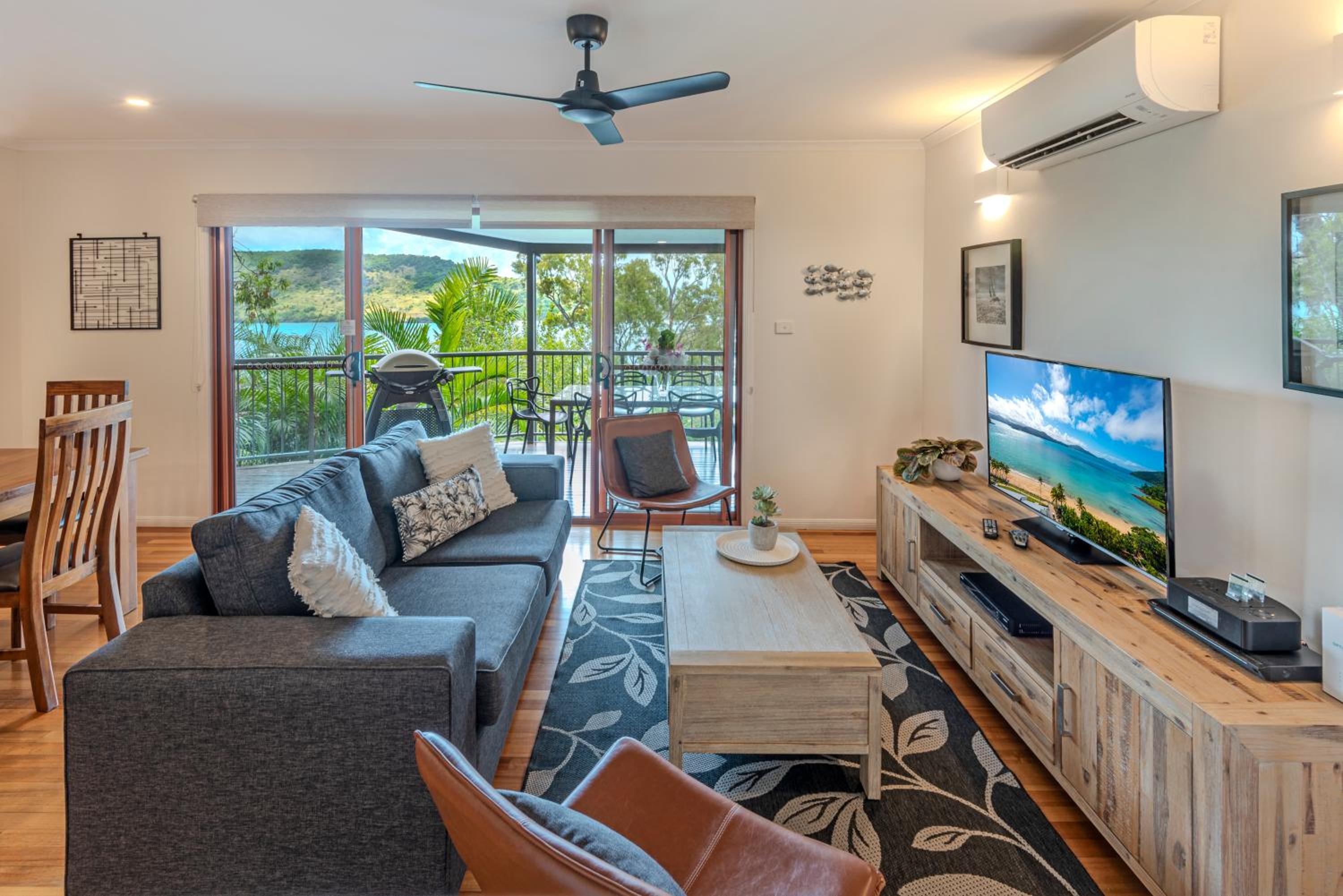 Two-Bedroom Apartment with Balcony and Sea View photo 3