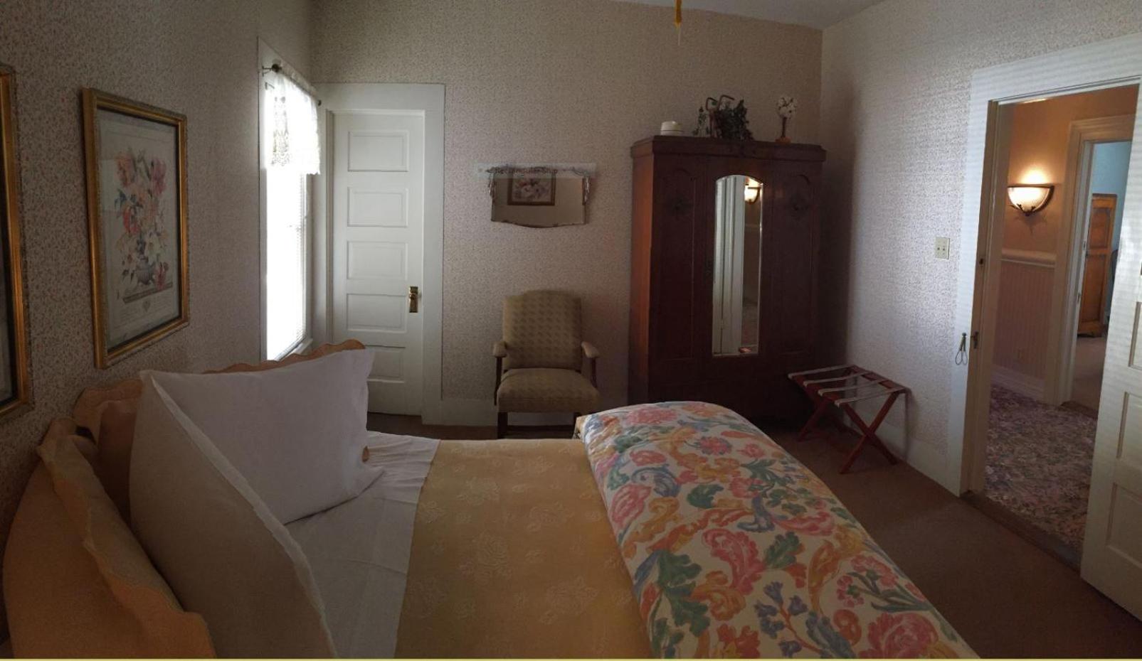 Standard King Room photo 1