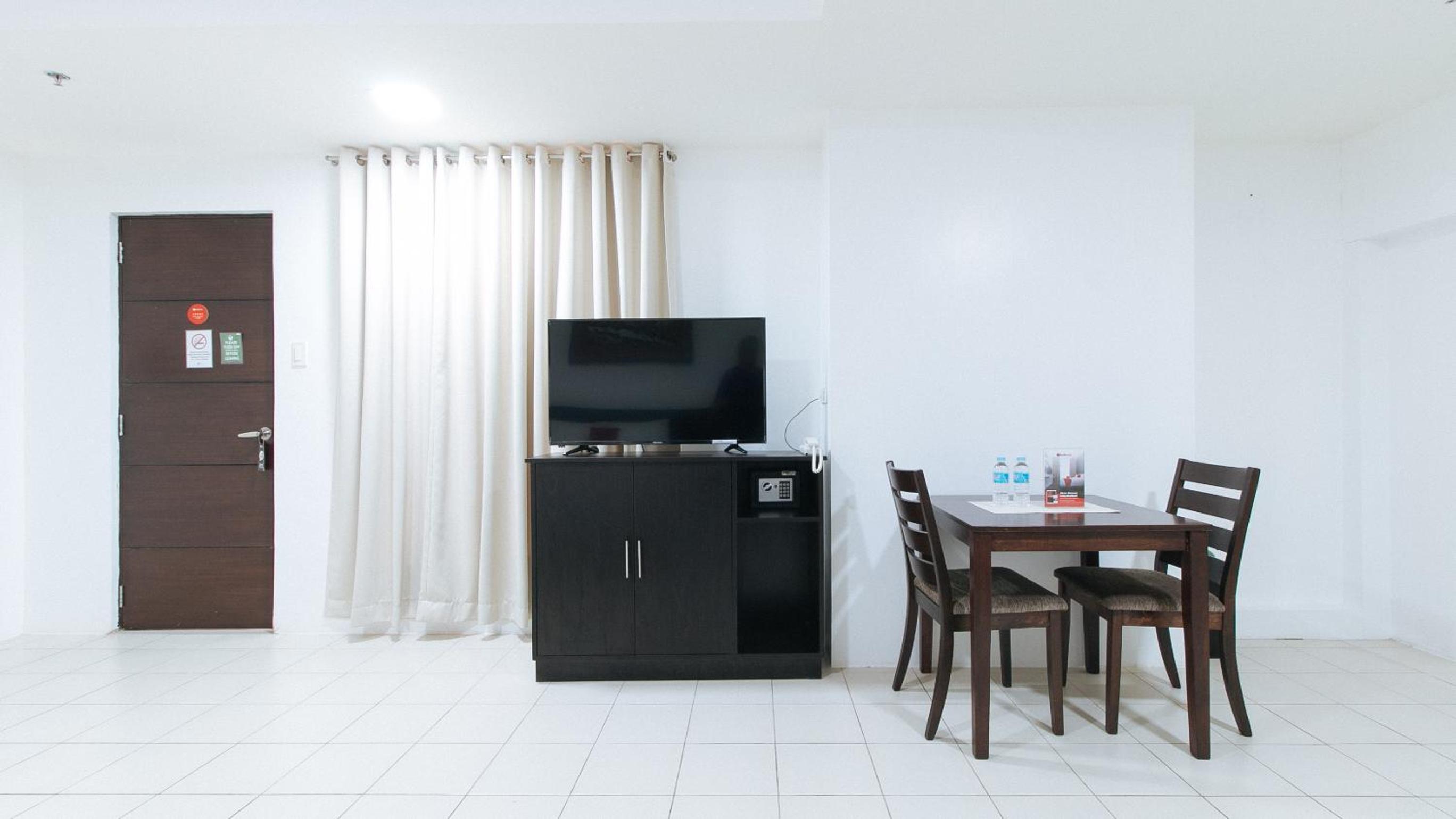 Suite - Photo 11