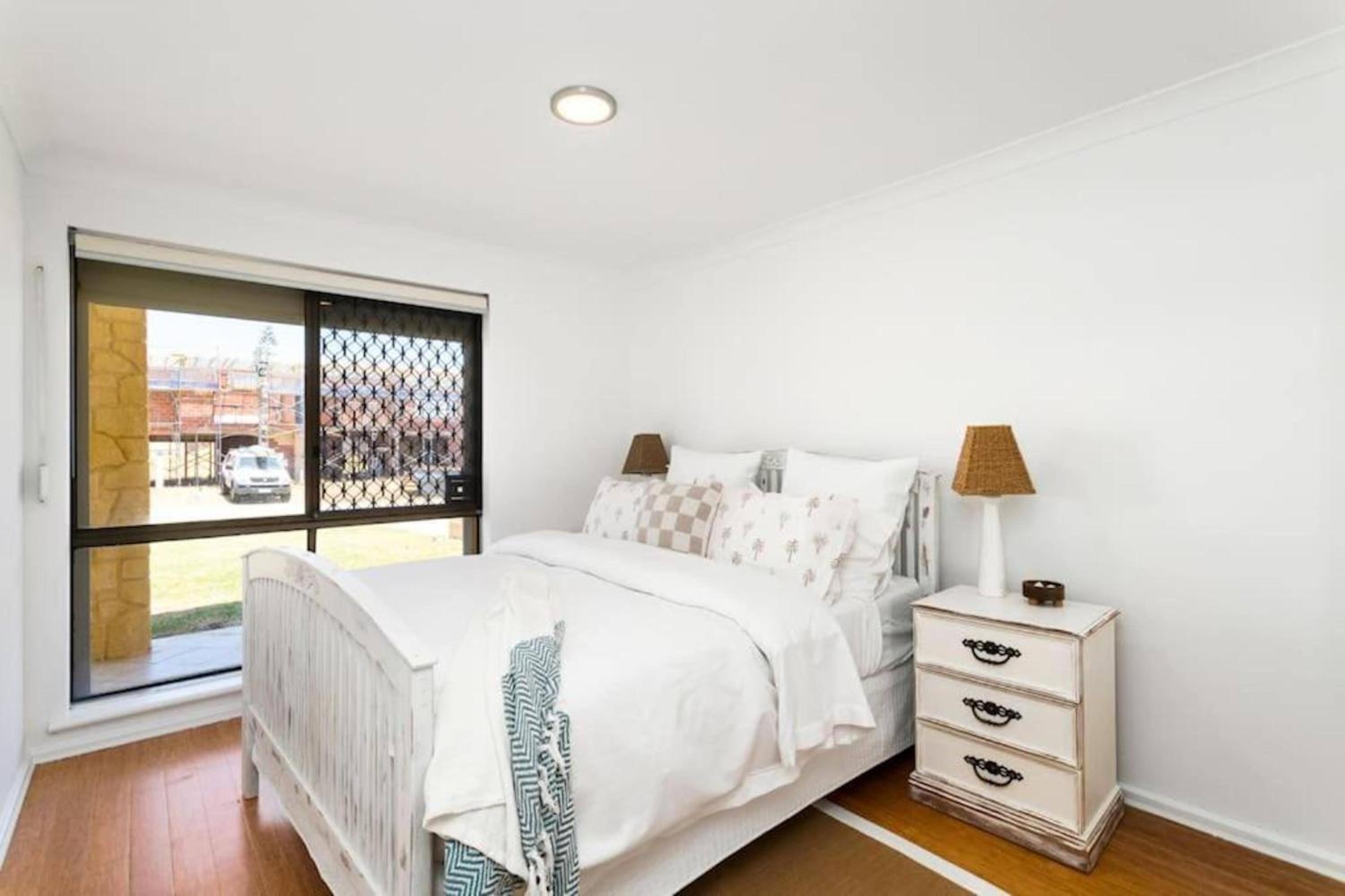Five-Bedroom House photo 3