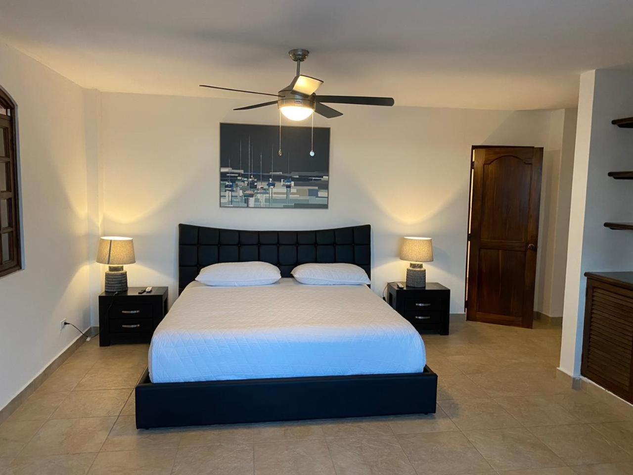 Six-Bedroom House photo 2