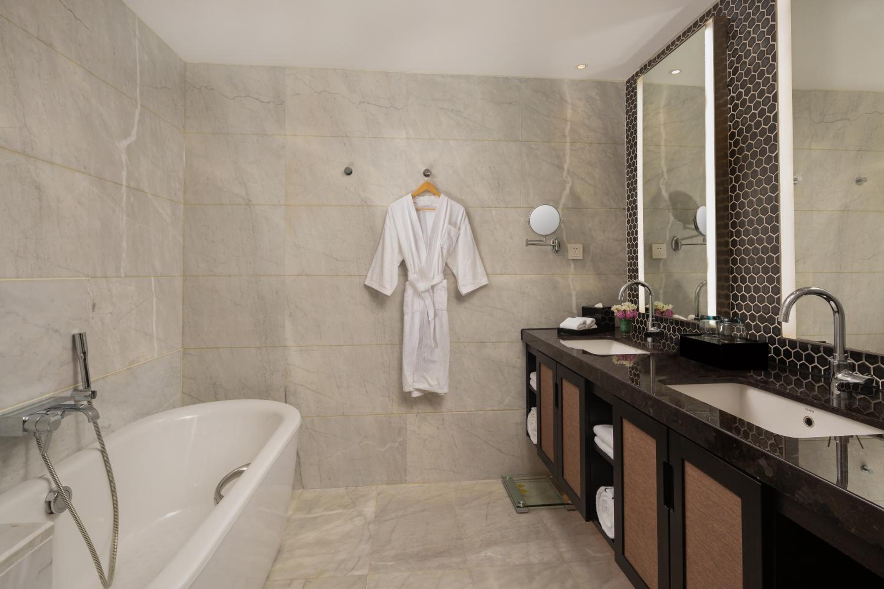 Premium King Suite with Garden View thumbnail 5