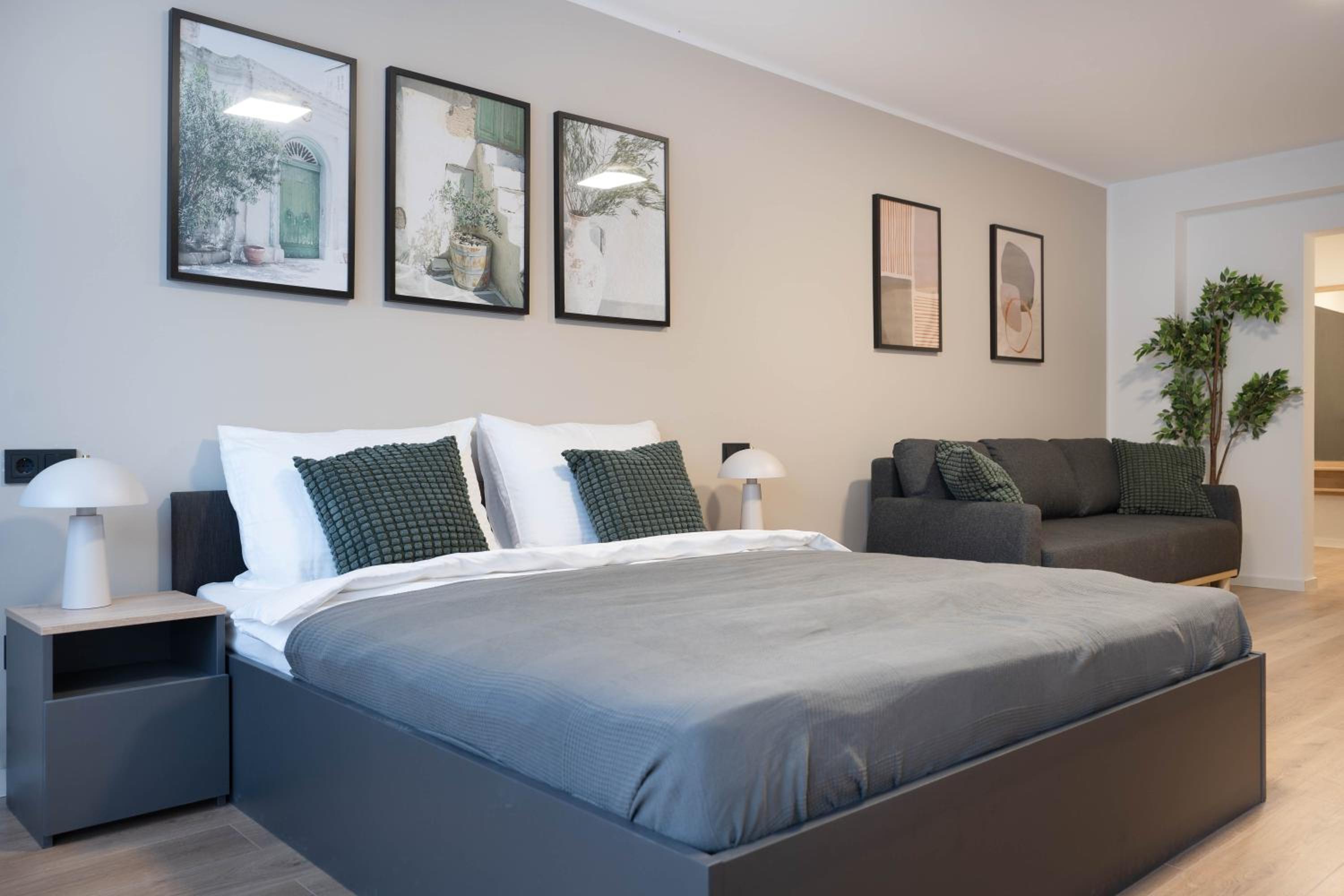 Deluxe King Suite photo 1