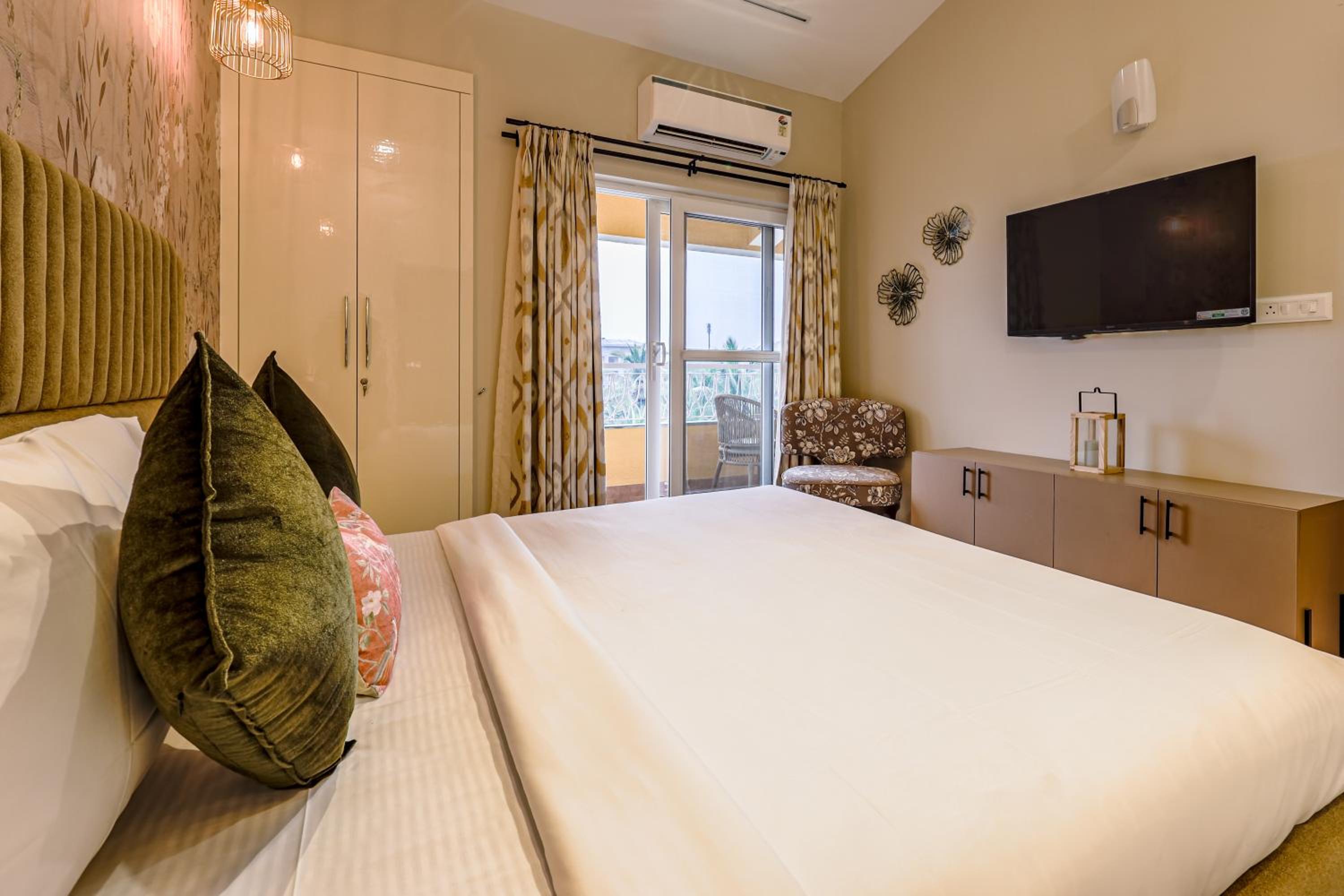 Three-Bedroom Apartment with Balcony photo 3