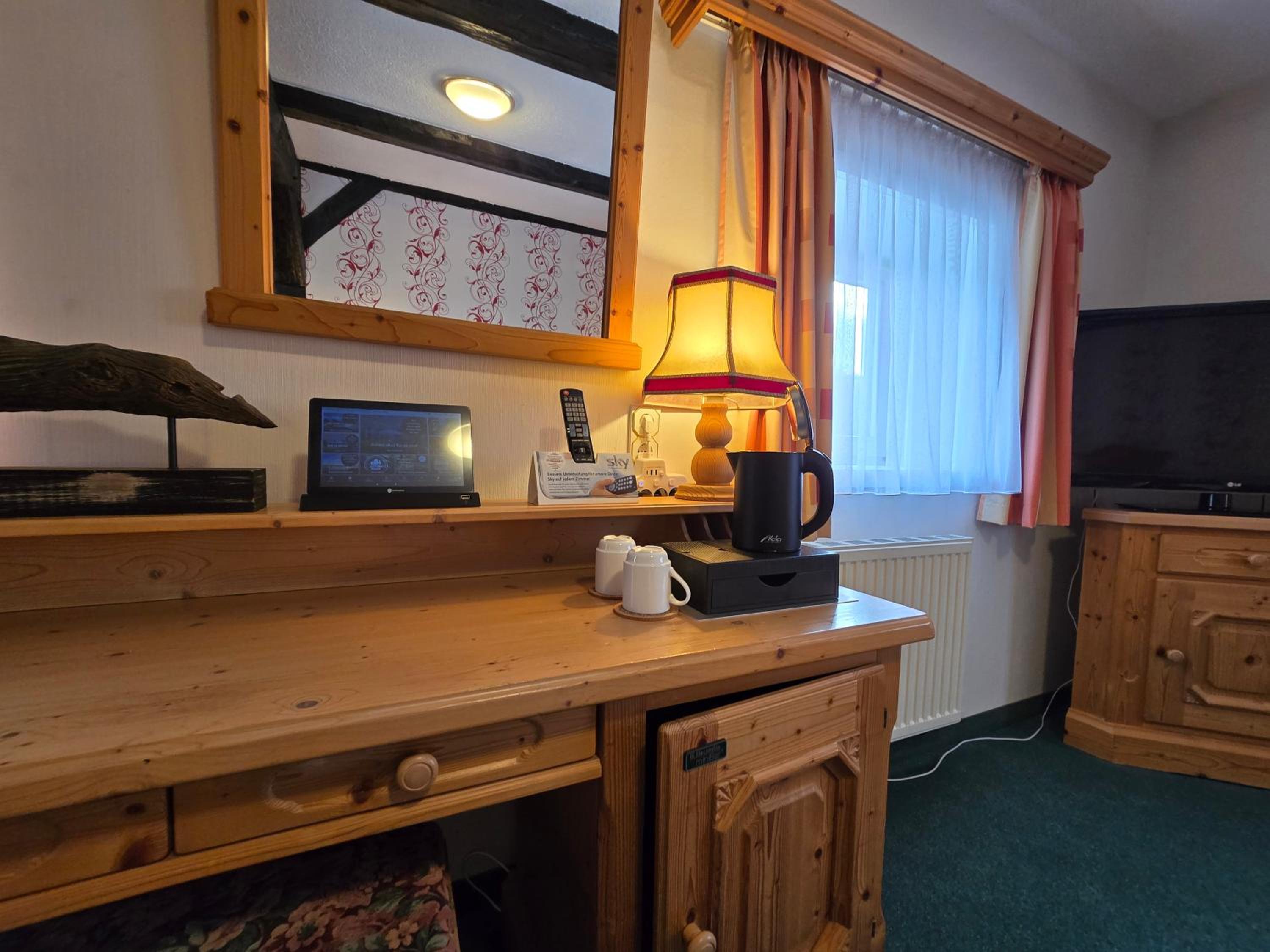 Deluxe Double Room with Shower - Photo 7