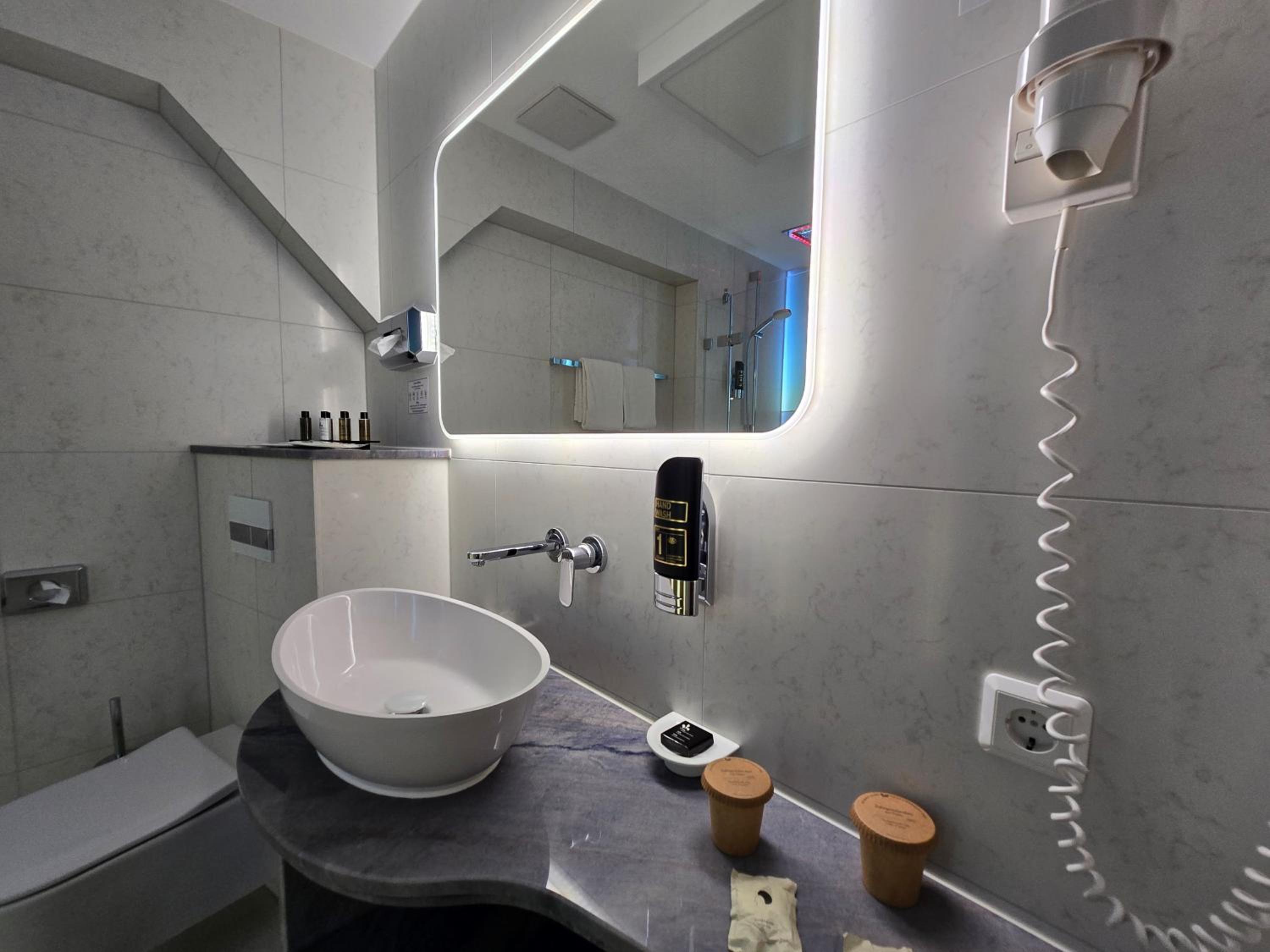Deluxe Double Room with Shower - Photo 5