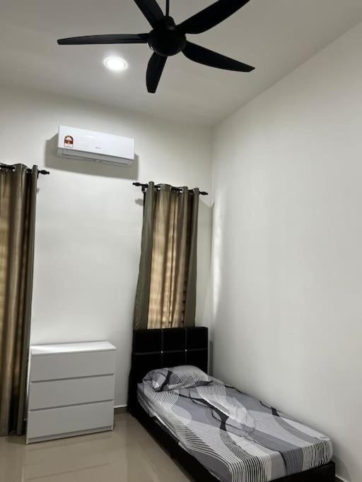 Four-Bedroom House photo 2