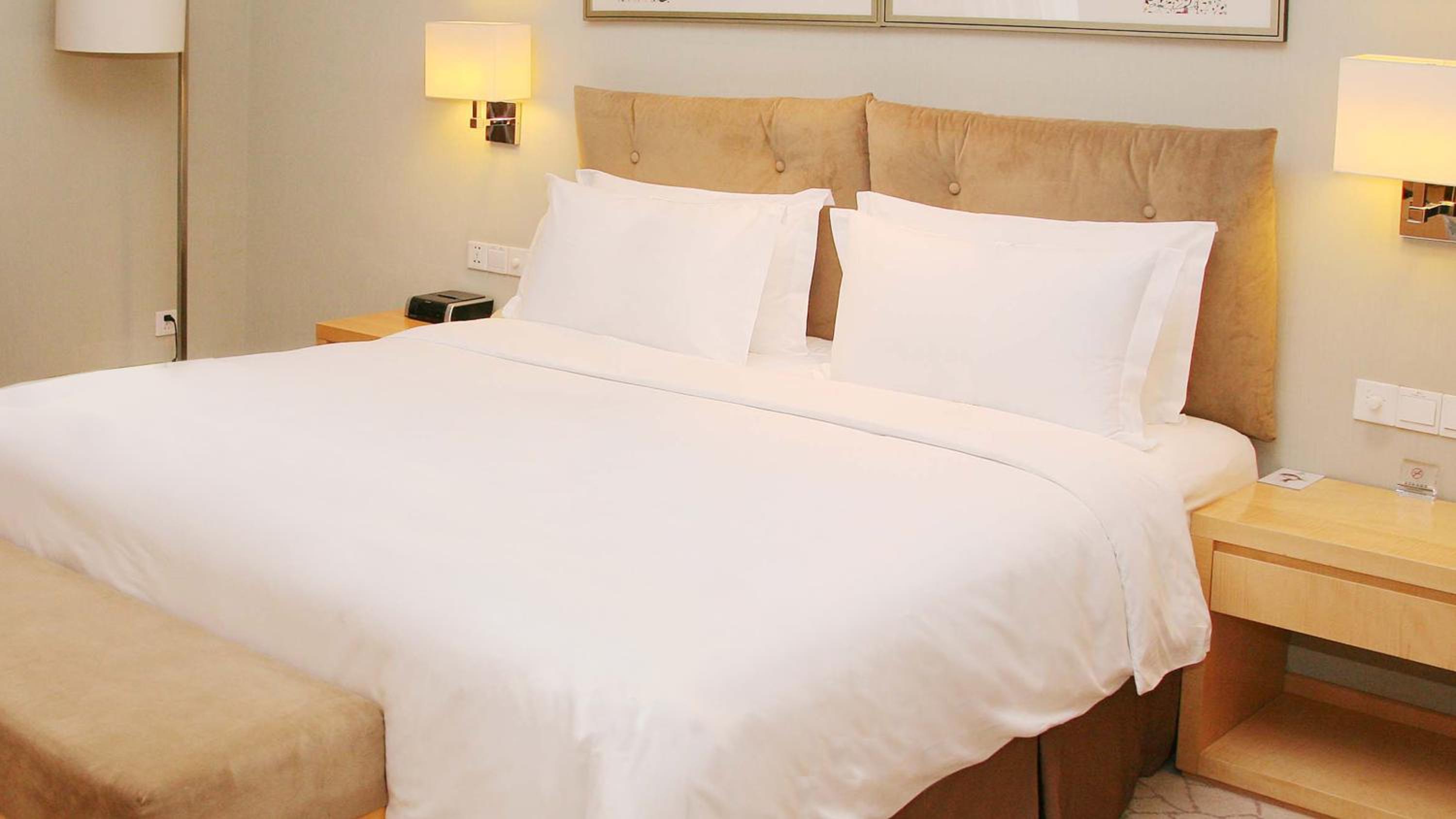 Standard King Room with City View - Photo 2