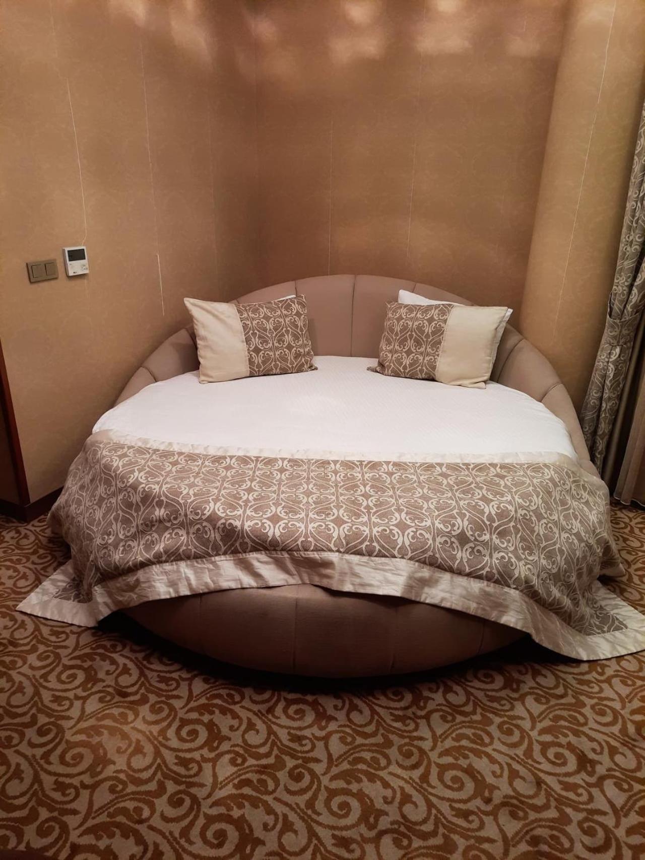 Queen Suite with Spa Bath photo 3