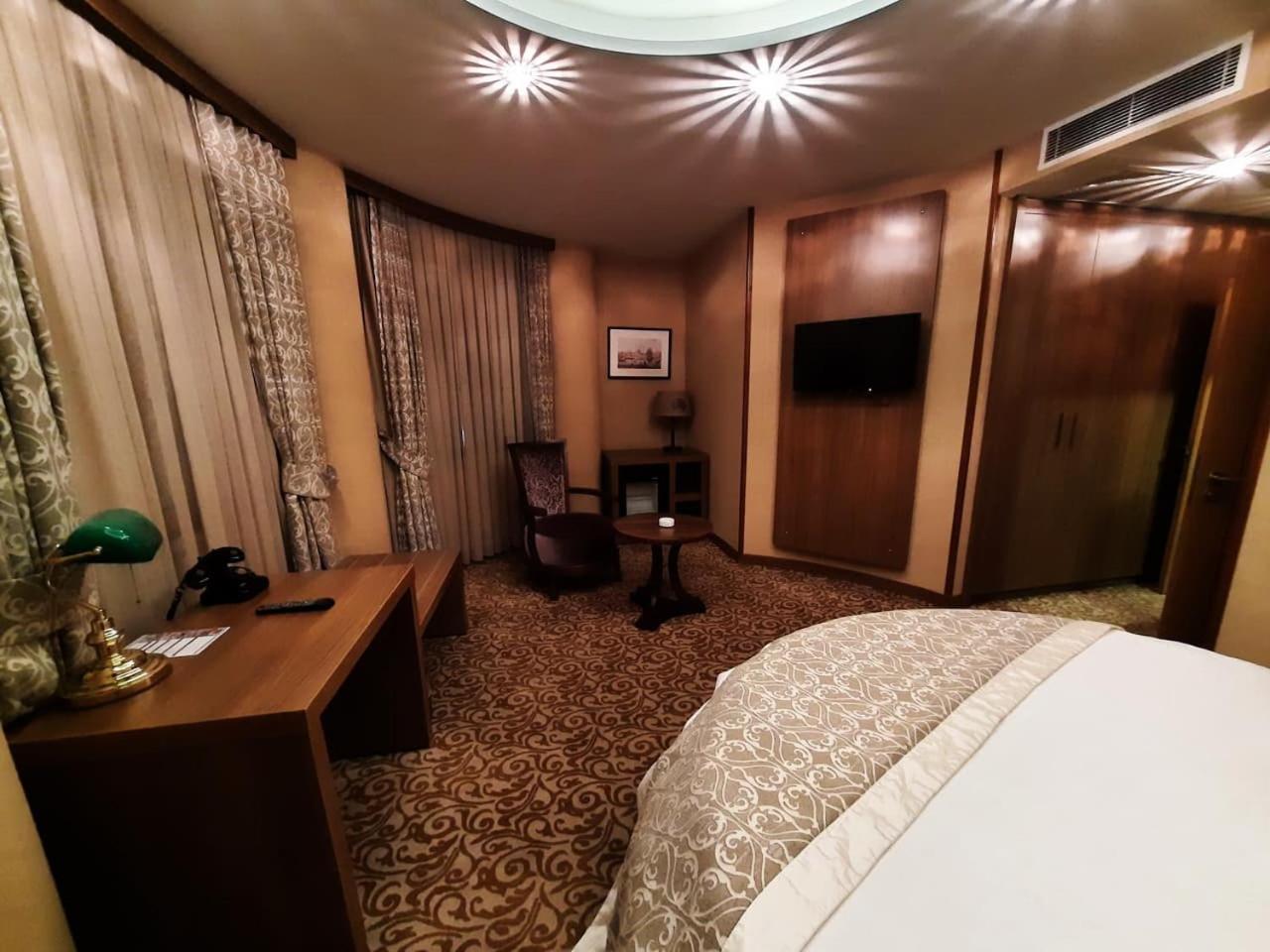 Queen Suite with Spa Bath photo 2