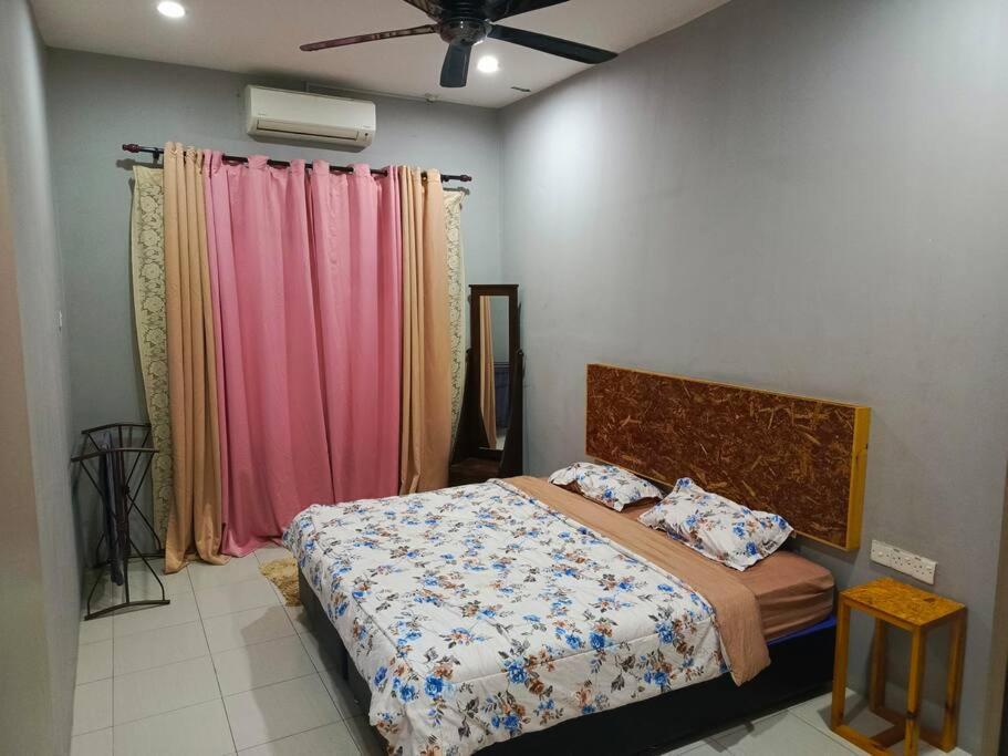 Three-Bedroom House photo 3