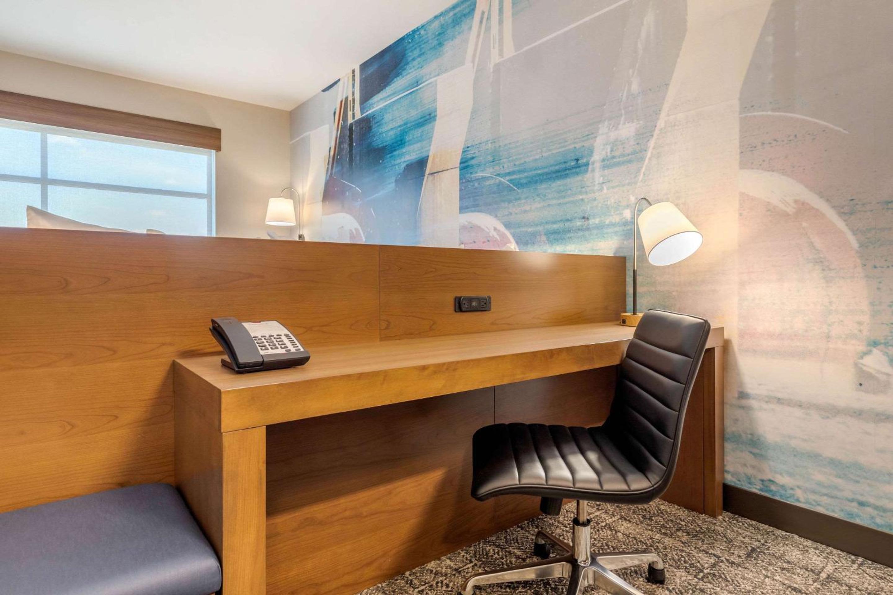 King Room - Non-Smoking - Photo 5