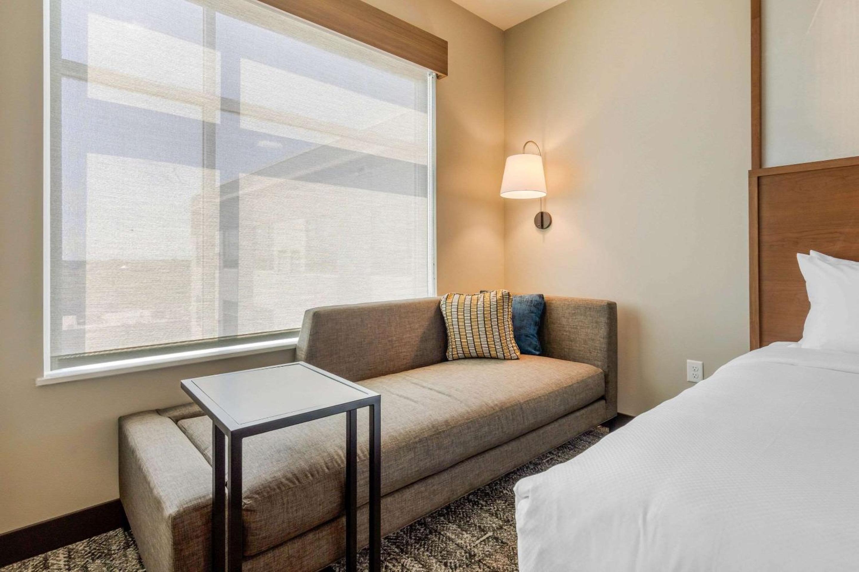 Queen Room with Two Queen Beds - Non-Smoking - Photo 8