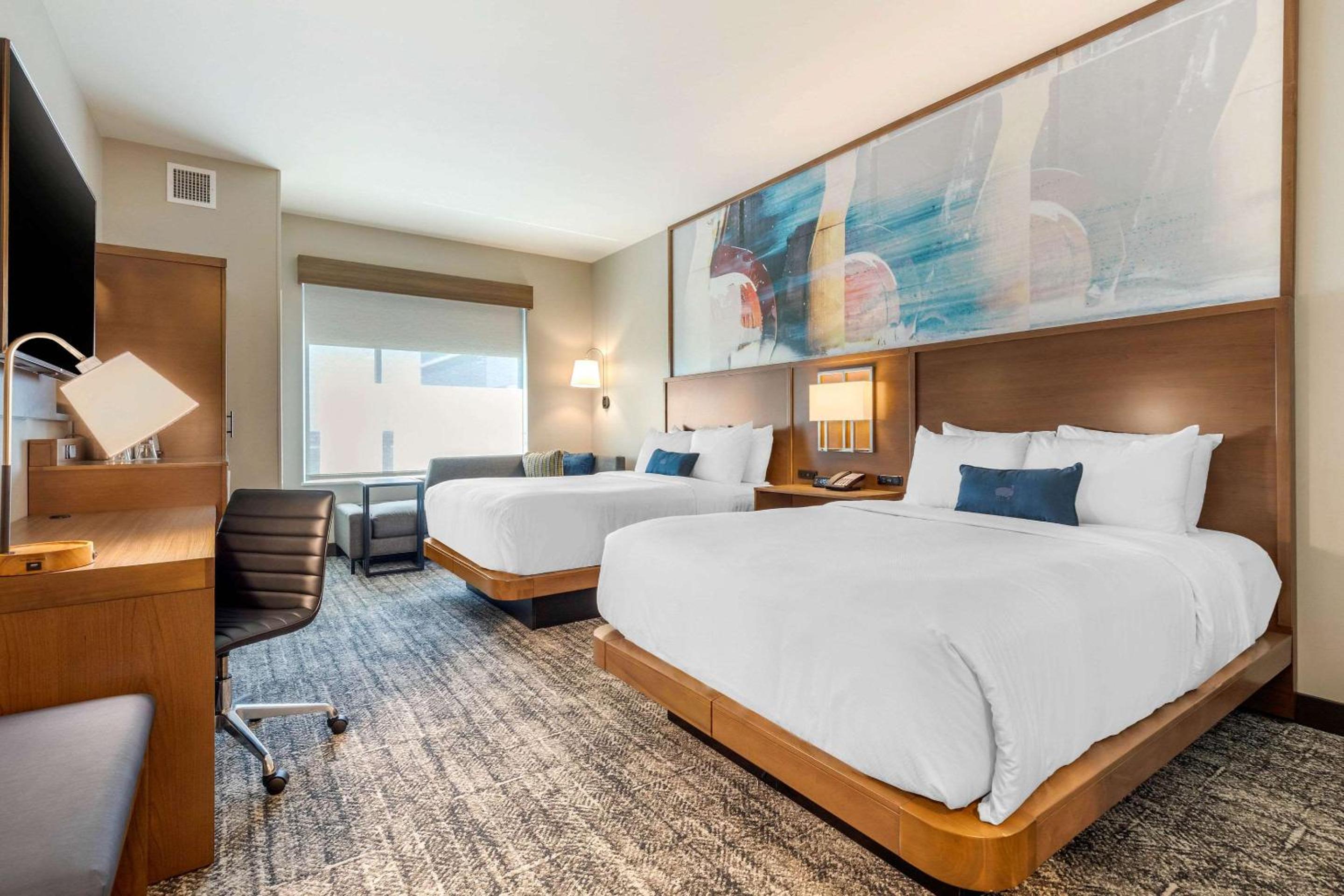 Queen Room with Two Queen Beds - Non-Smoking - Photo 1