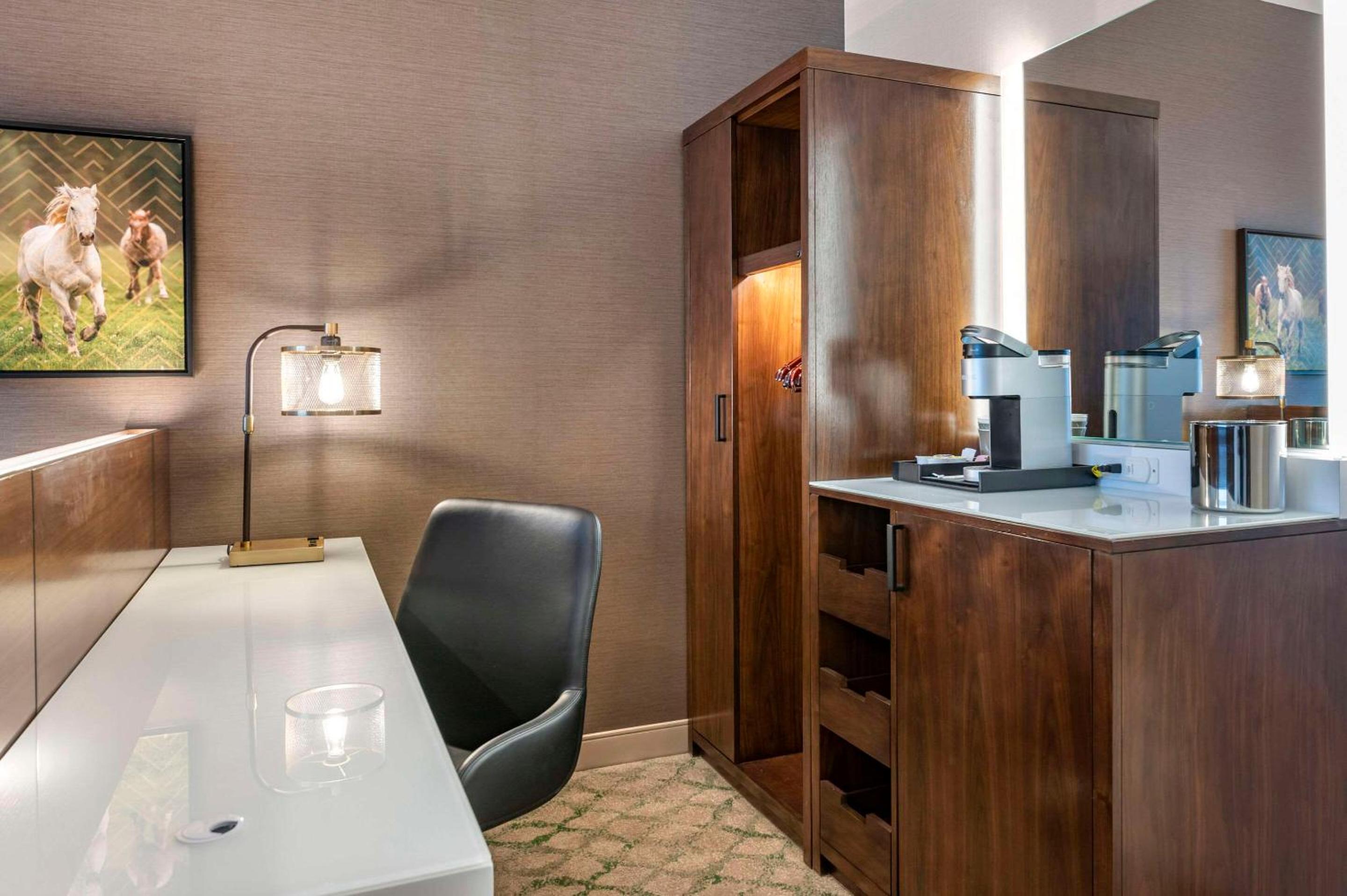 Standard King Room - Non Smoking - Photo 2