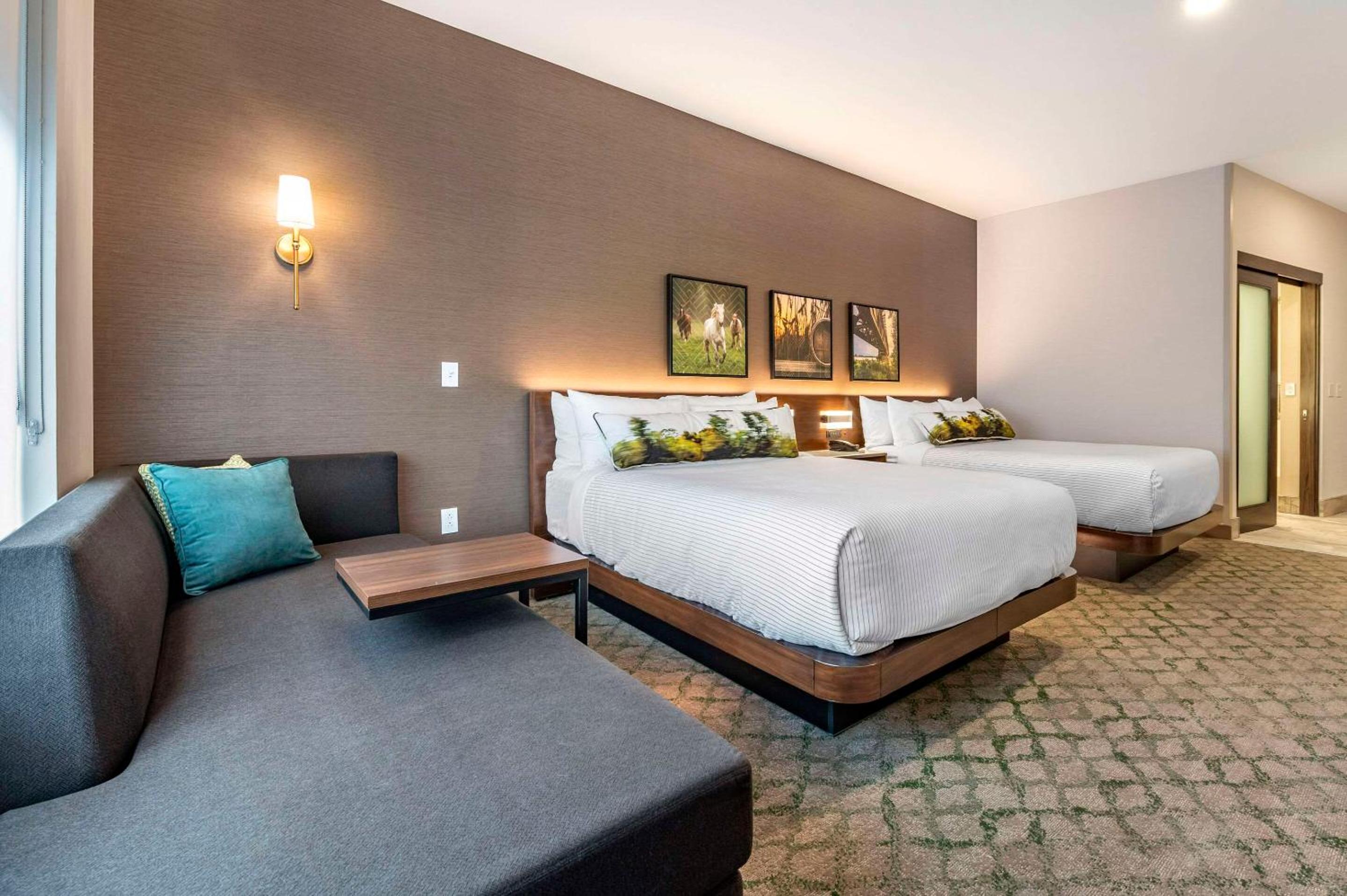 Standard Queen Room with Two Queen Beds - Non Smoking  - Photo 3