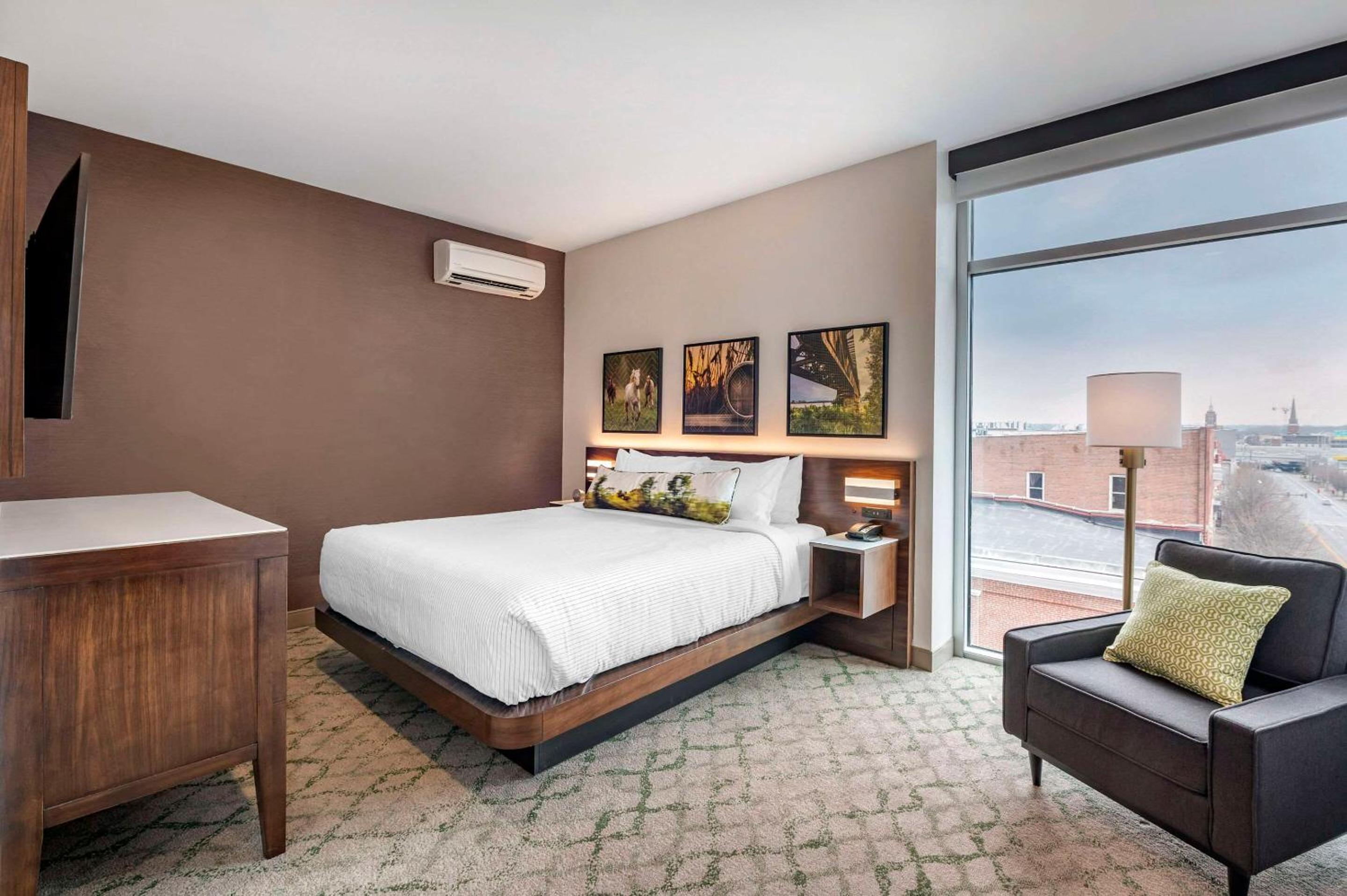 King Suite Corner Room with Sofa Bed - Non Smoking - Photo 1