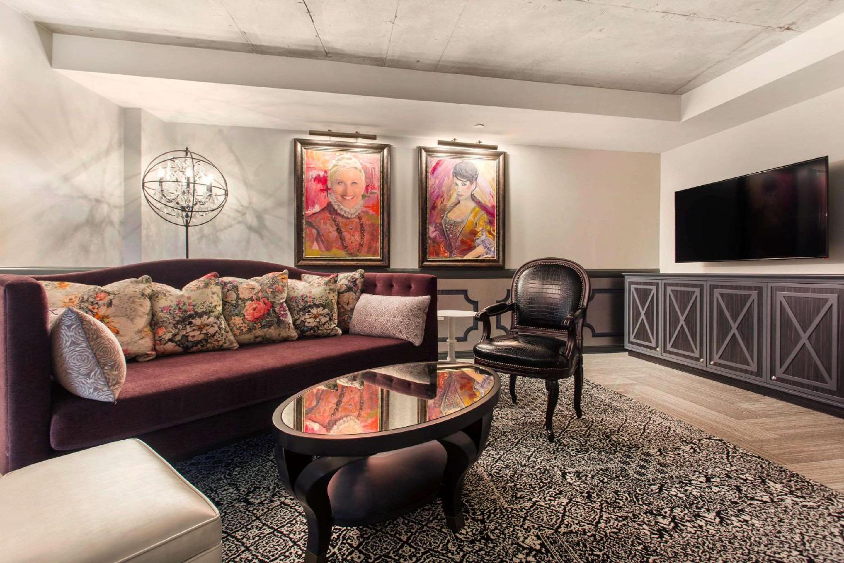 Suite, 1 King Bed, Two Person Sofa Bed, Hearing Accessible, Non Smoking    photo 3